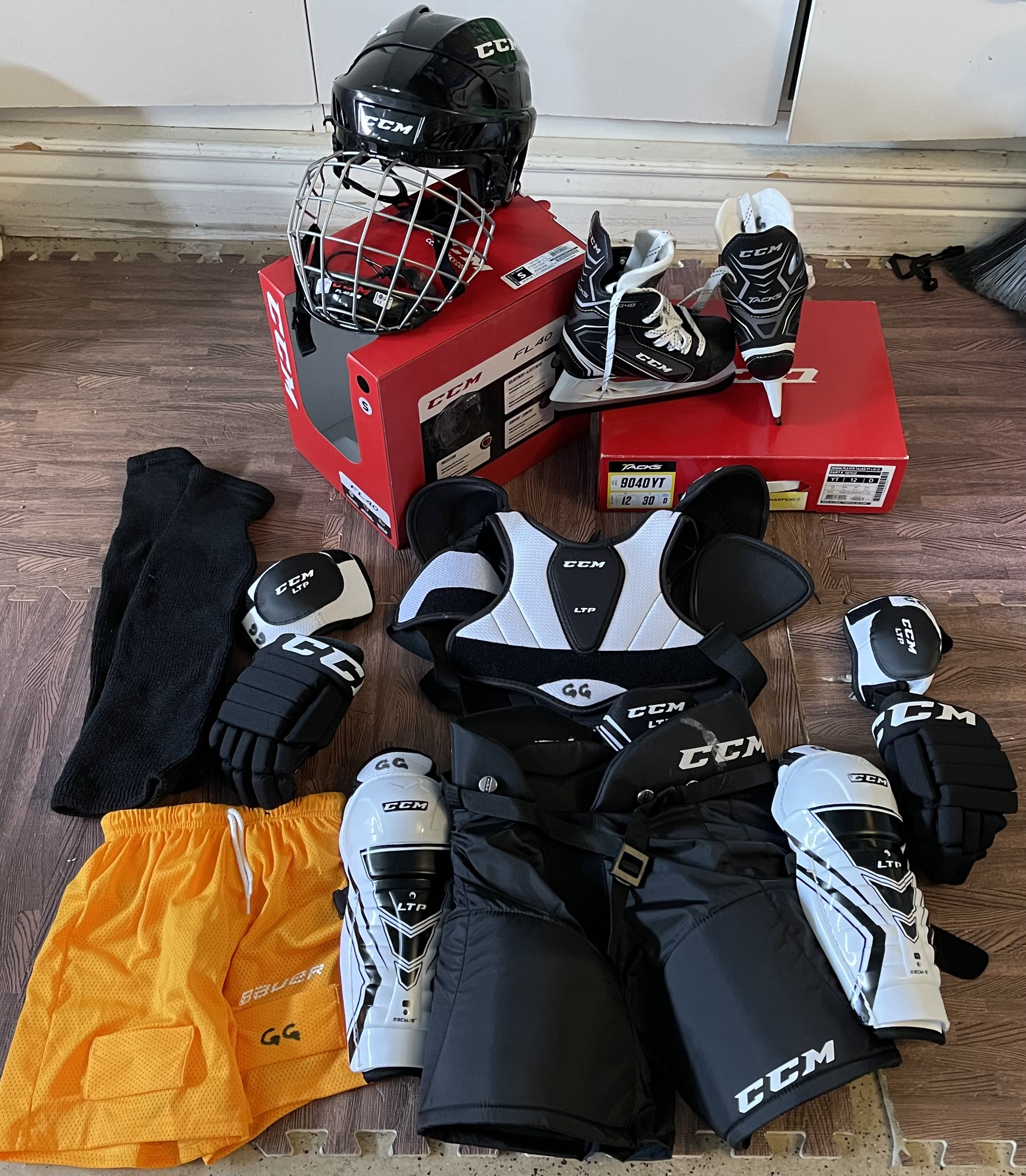 CCM YOUTH Hockey starter kit SidelineSwap