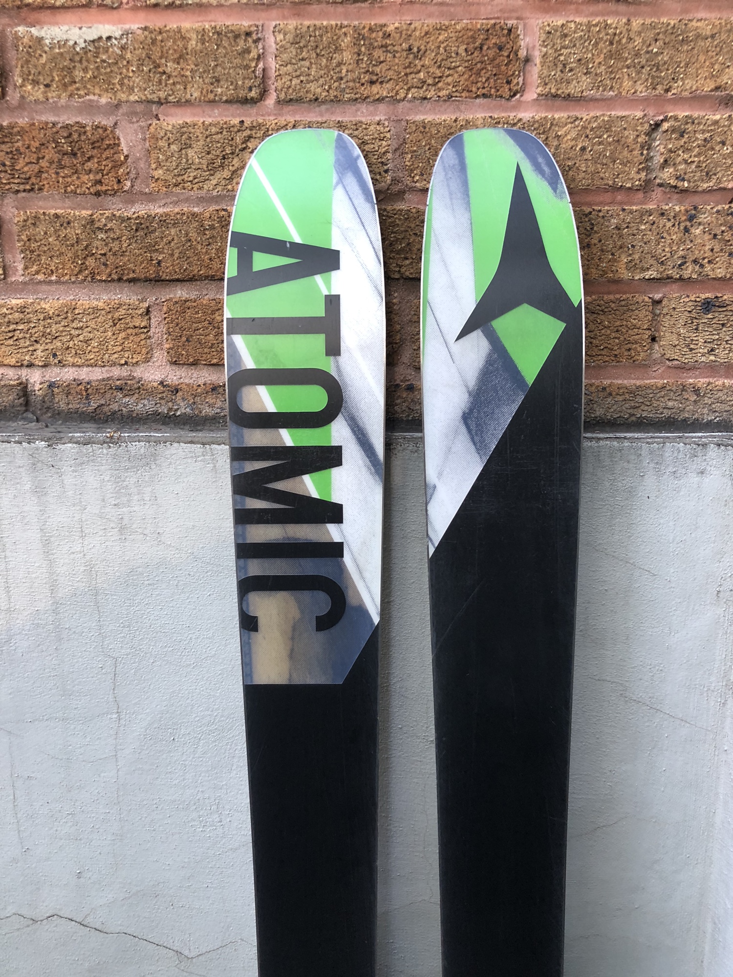 Atomic Automatic 102 172cm with Atomic 12 Bindings | SidelineSwap