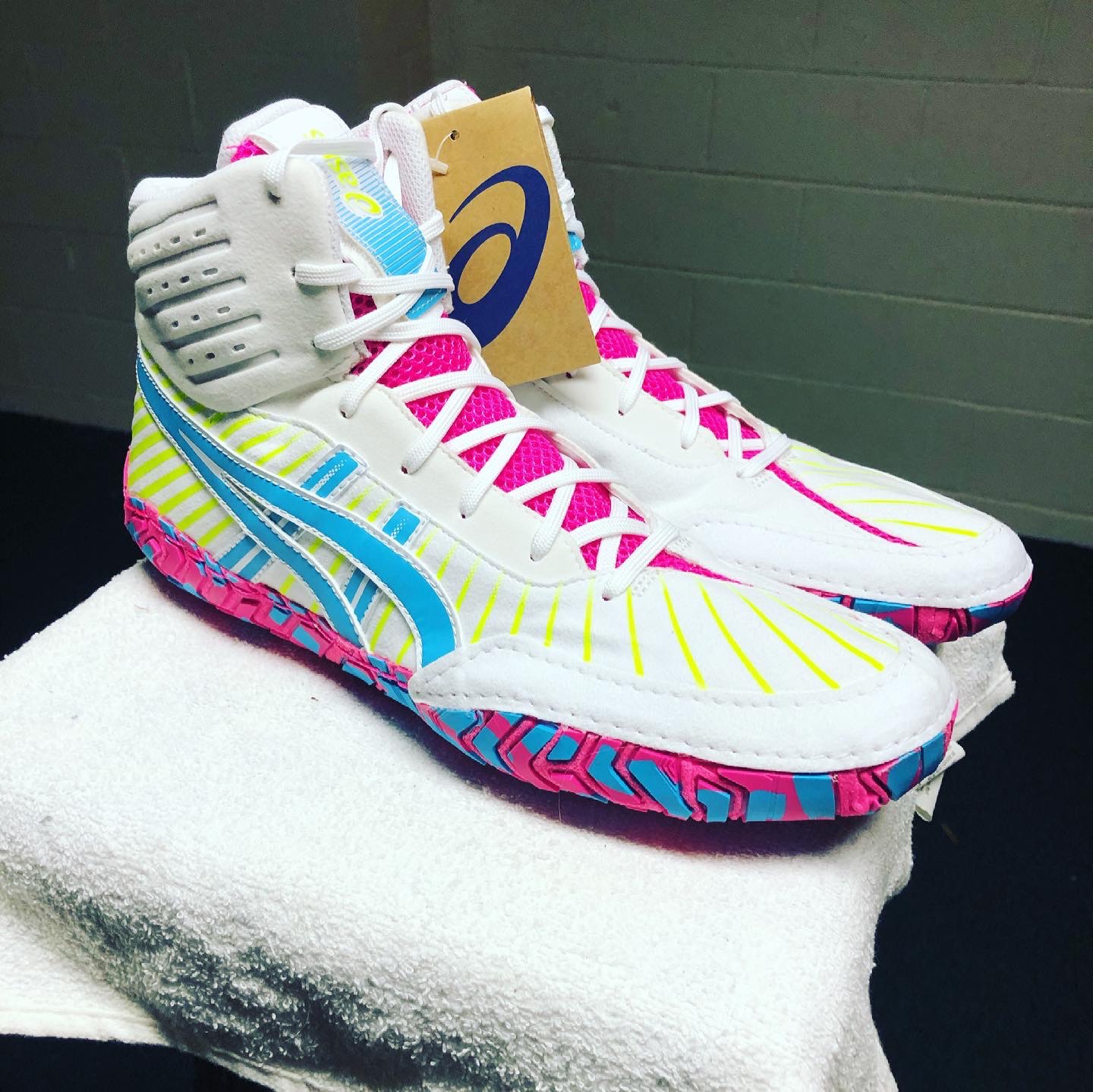 white asics aggressors