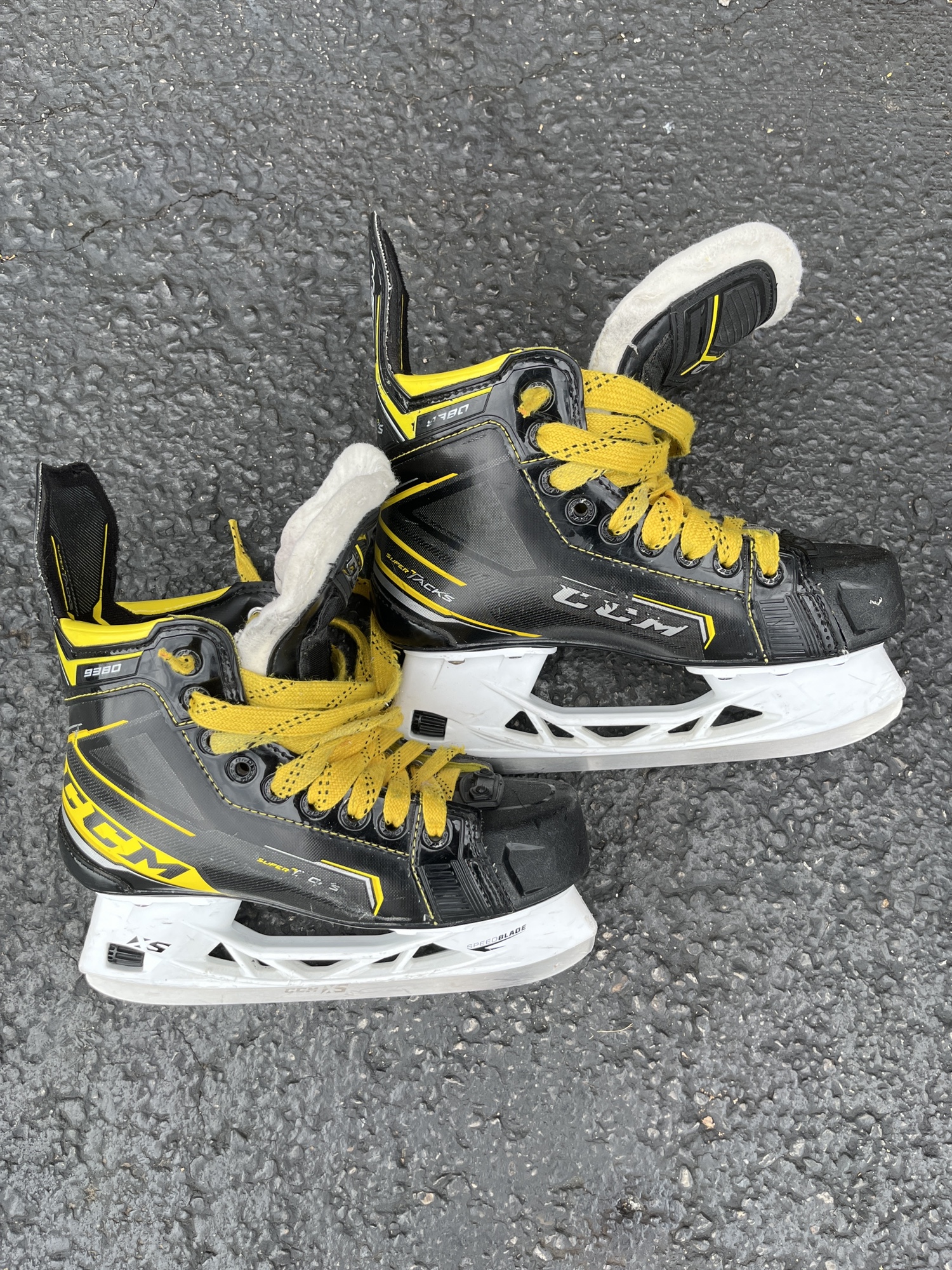 Junior Used CCM Super Tacks 9380 Hockey Skates D&R (Regular) 4.5