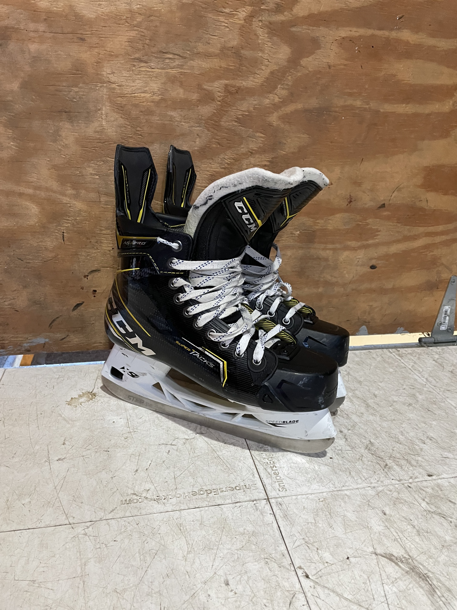 Like NEW CCM Regular Width Size 9 Super Tacks AS3 Pro Hockey Skates