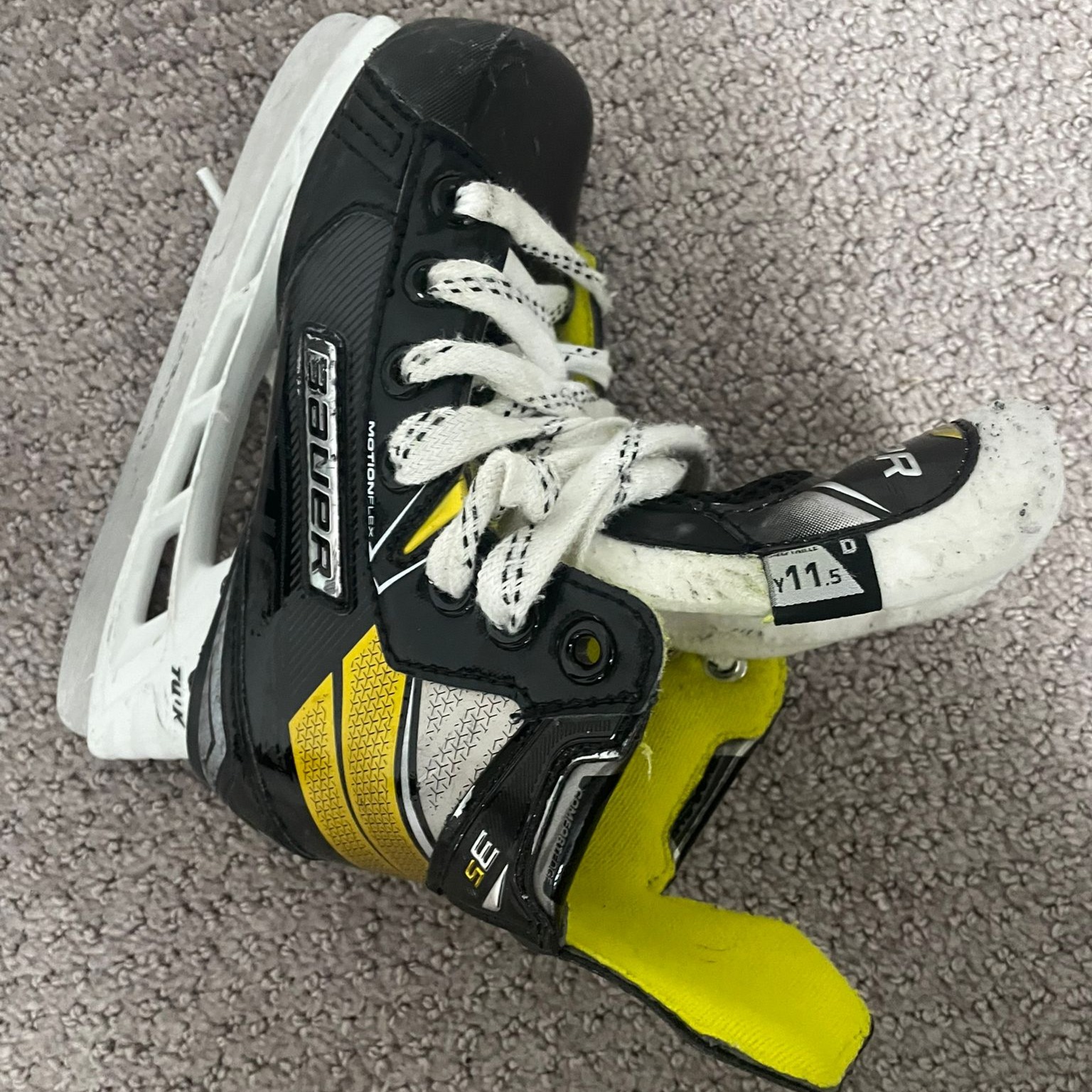 Youth Used Bauer Supreme 3S Hockey Skates Regular Width Size 11.5 SidelineSwap