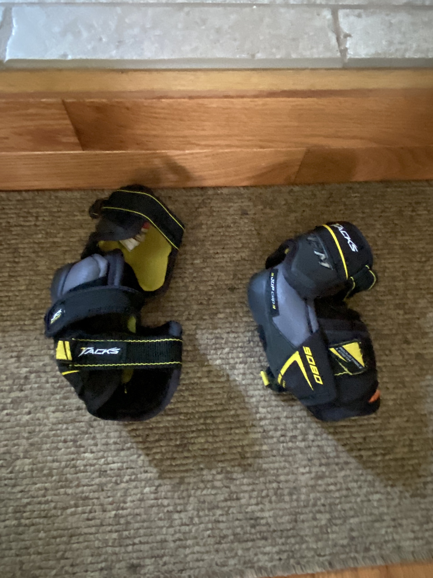 Used Medium CCM Tacks 9060 Elbow Pads SidelineSwap