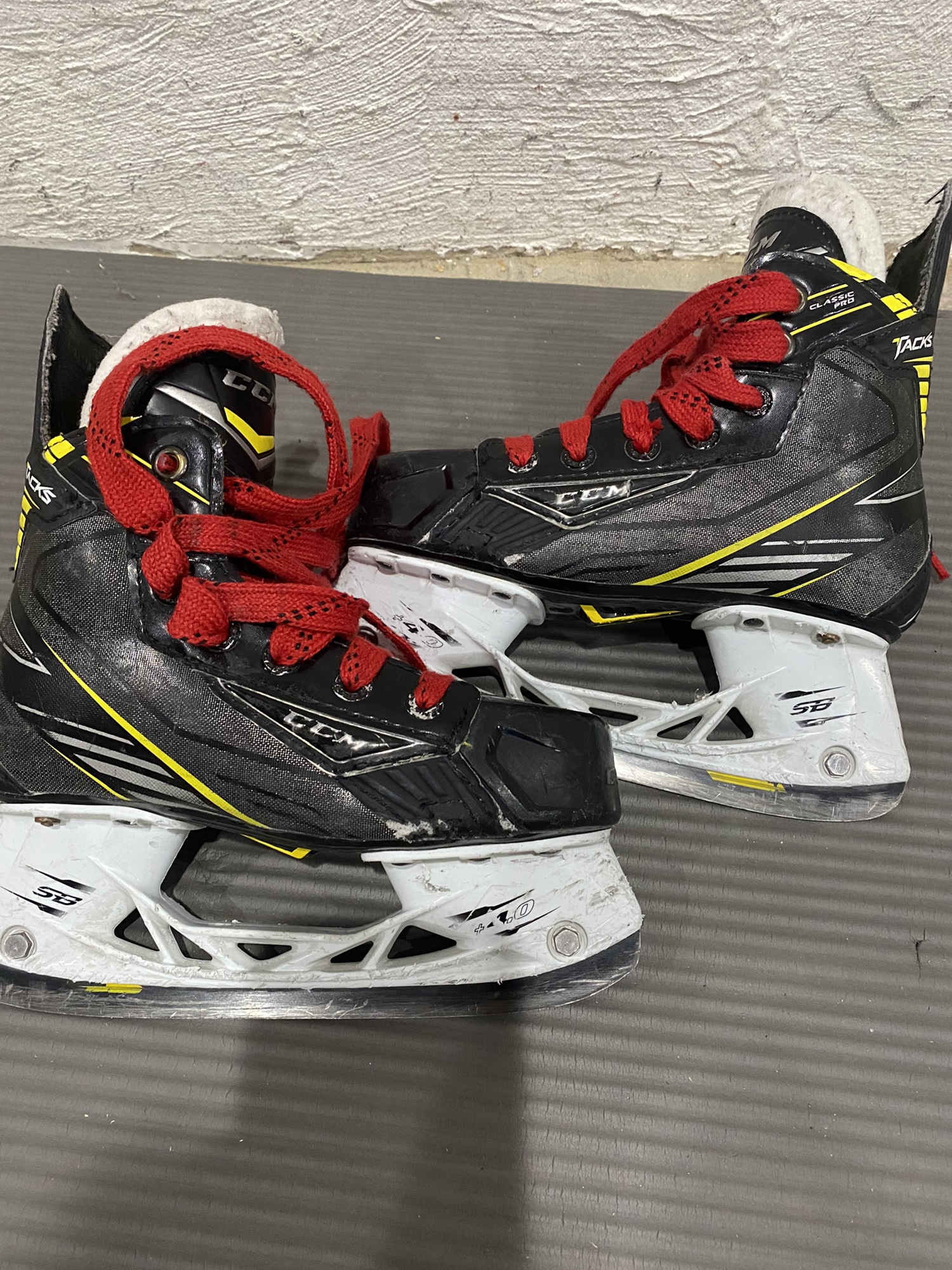 CCM Tacks Classic Pro Youth Skate 1.5 | SidelineSwap