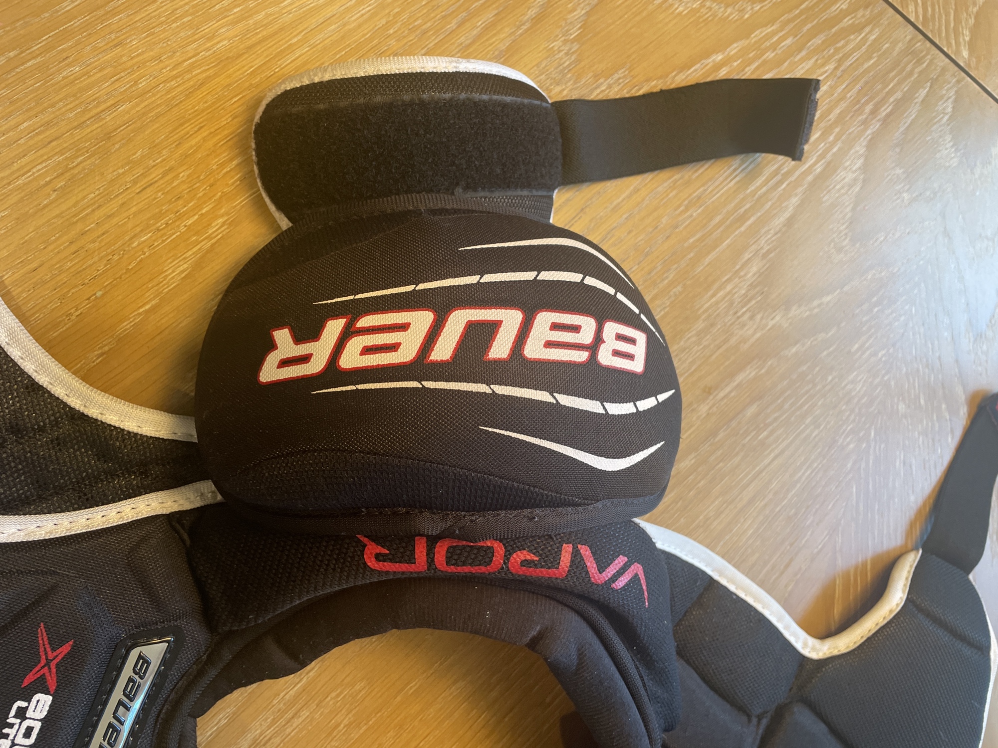 Junior Medium Bauer Vapor X800 Lite Shoulder Pads SidelineSwap