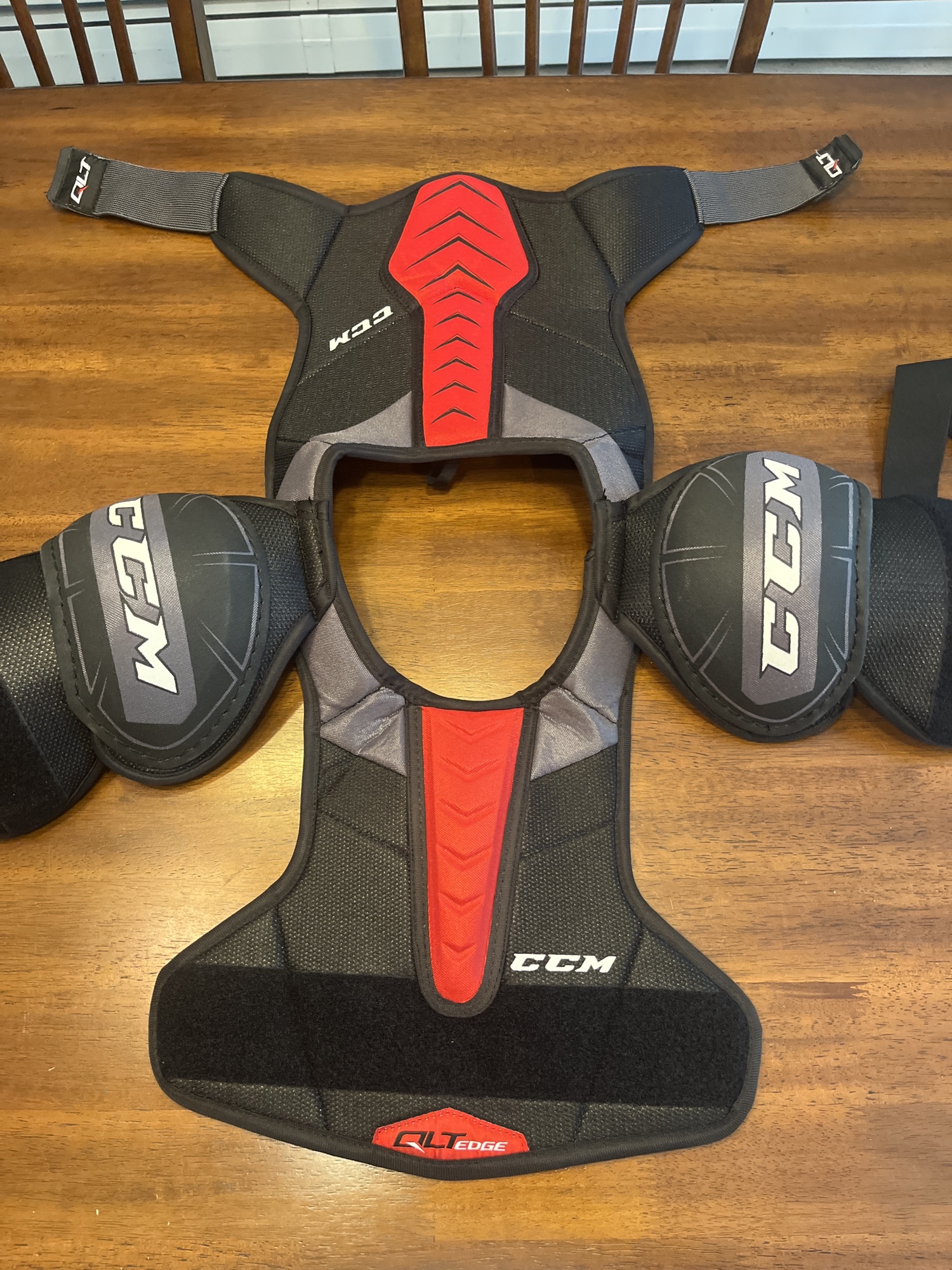 Junior Large CCM QLT Edge Shoulder Pads SidelineSwap