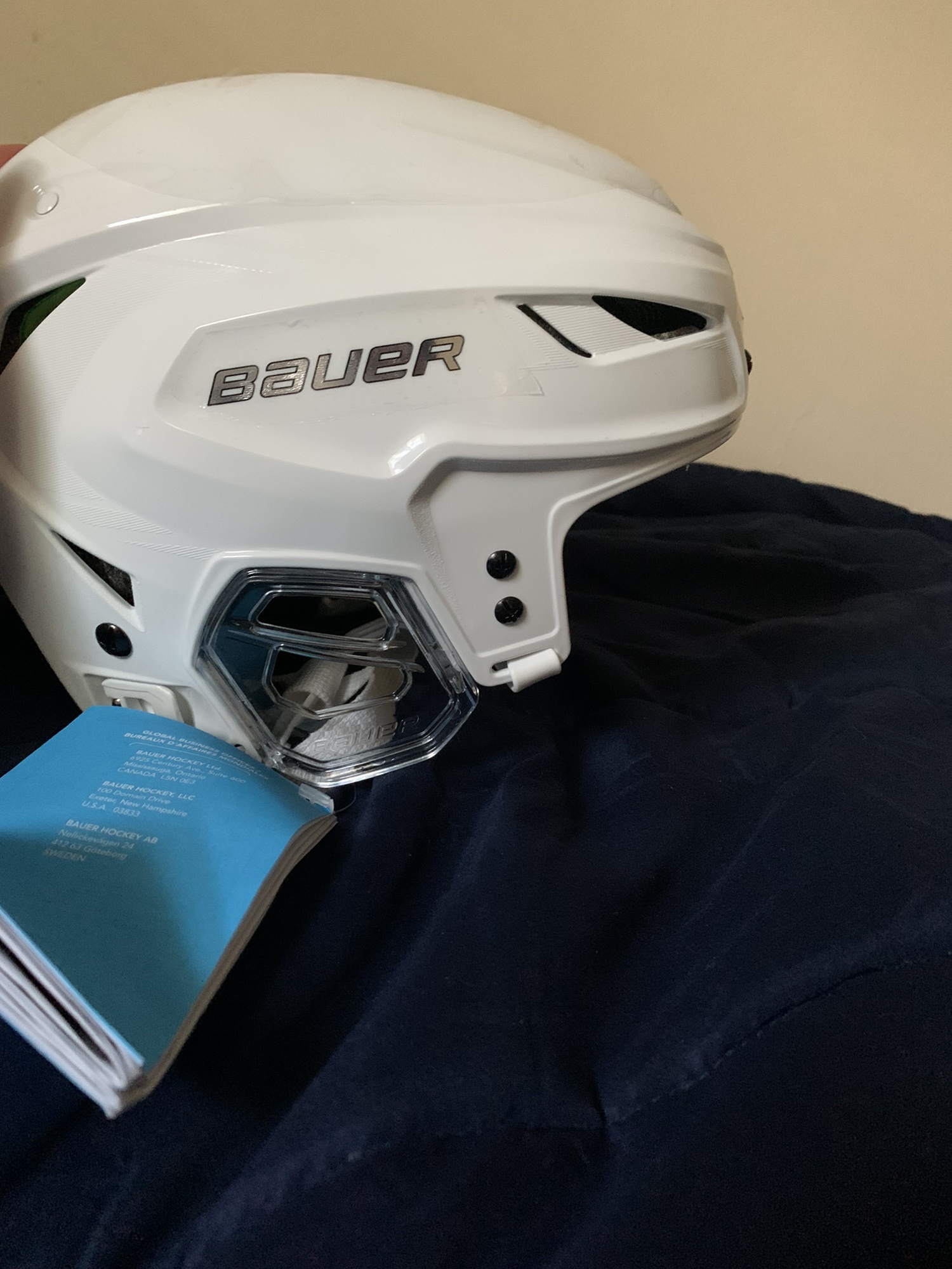 New Medium Bauer Hyperlite Helmet SidelineSwap