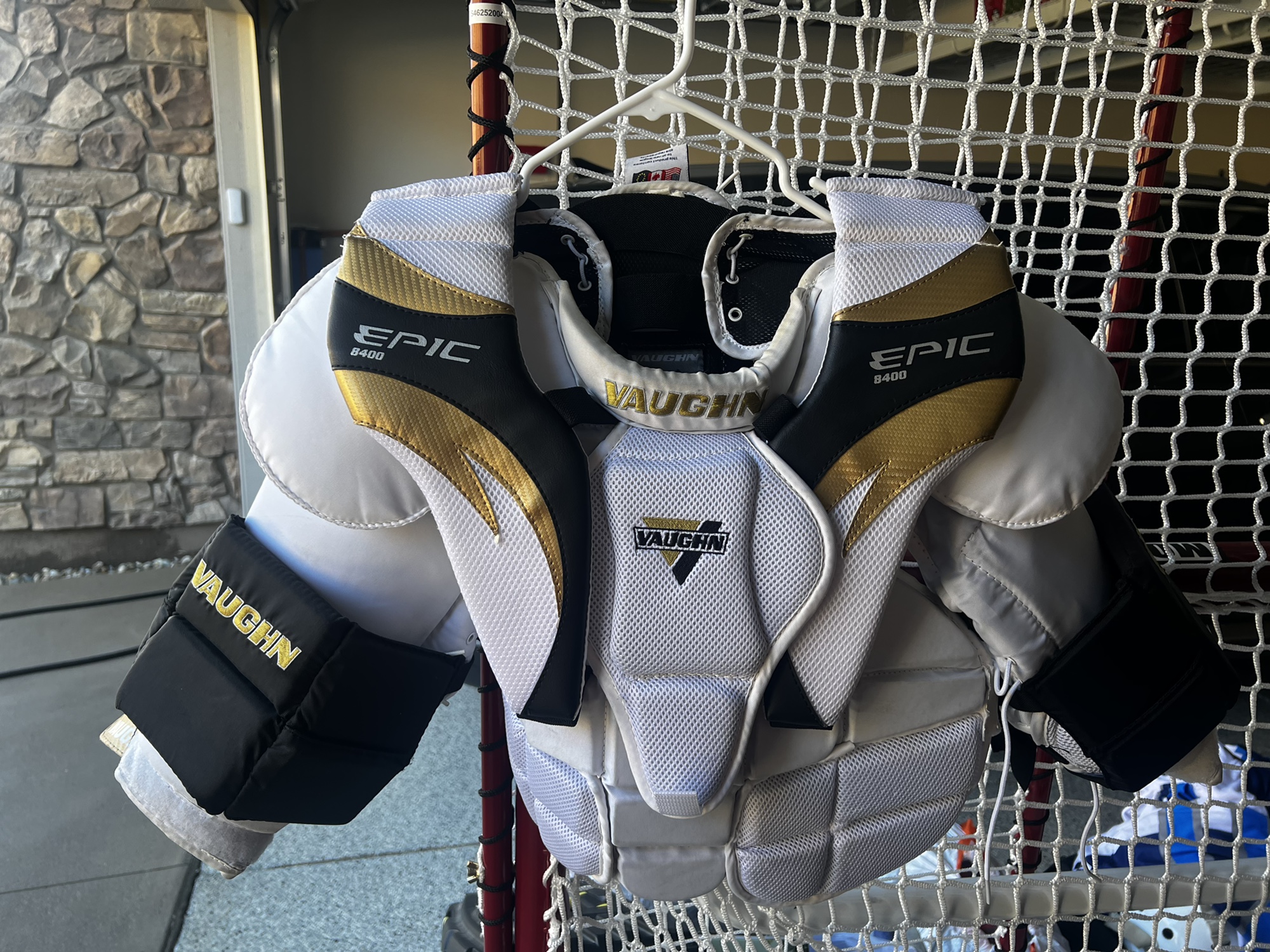 Vaughn Epic 8400 Goalie Chest Protector Size Adult Small SidelineSwap