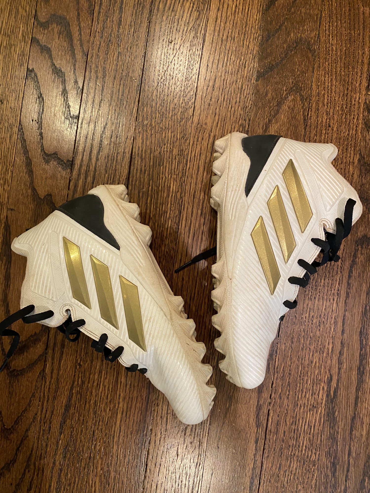 freak mid molded wide cleats