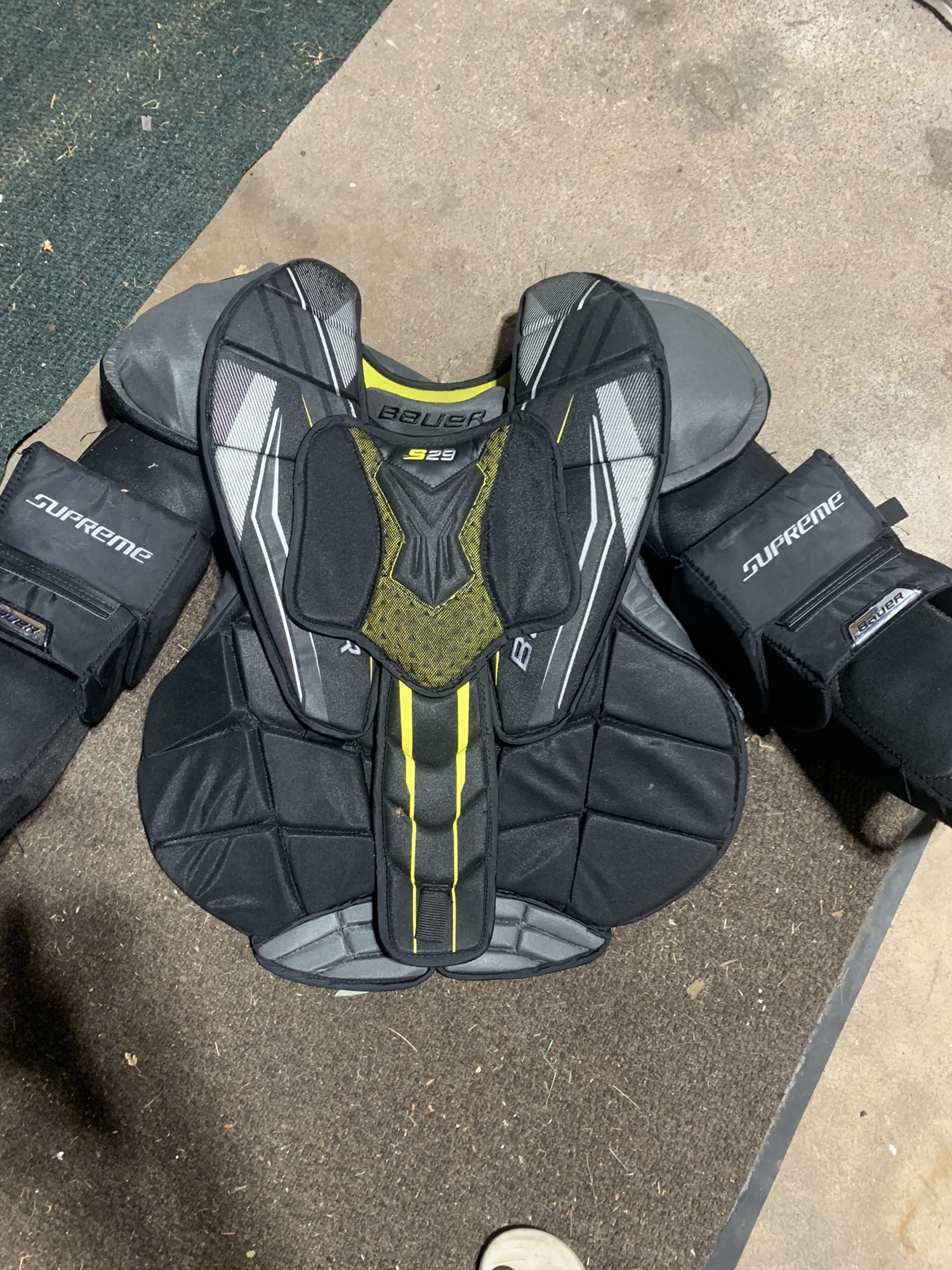 New Medium Bauer S29 Goalie Chest Protector SidelineSwap