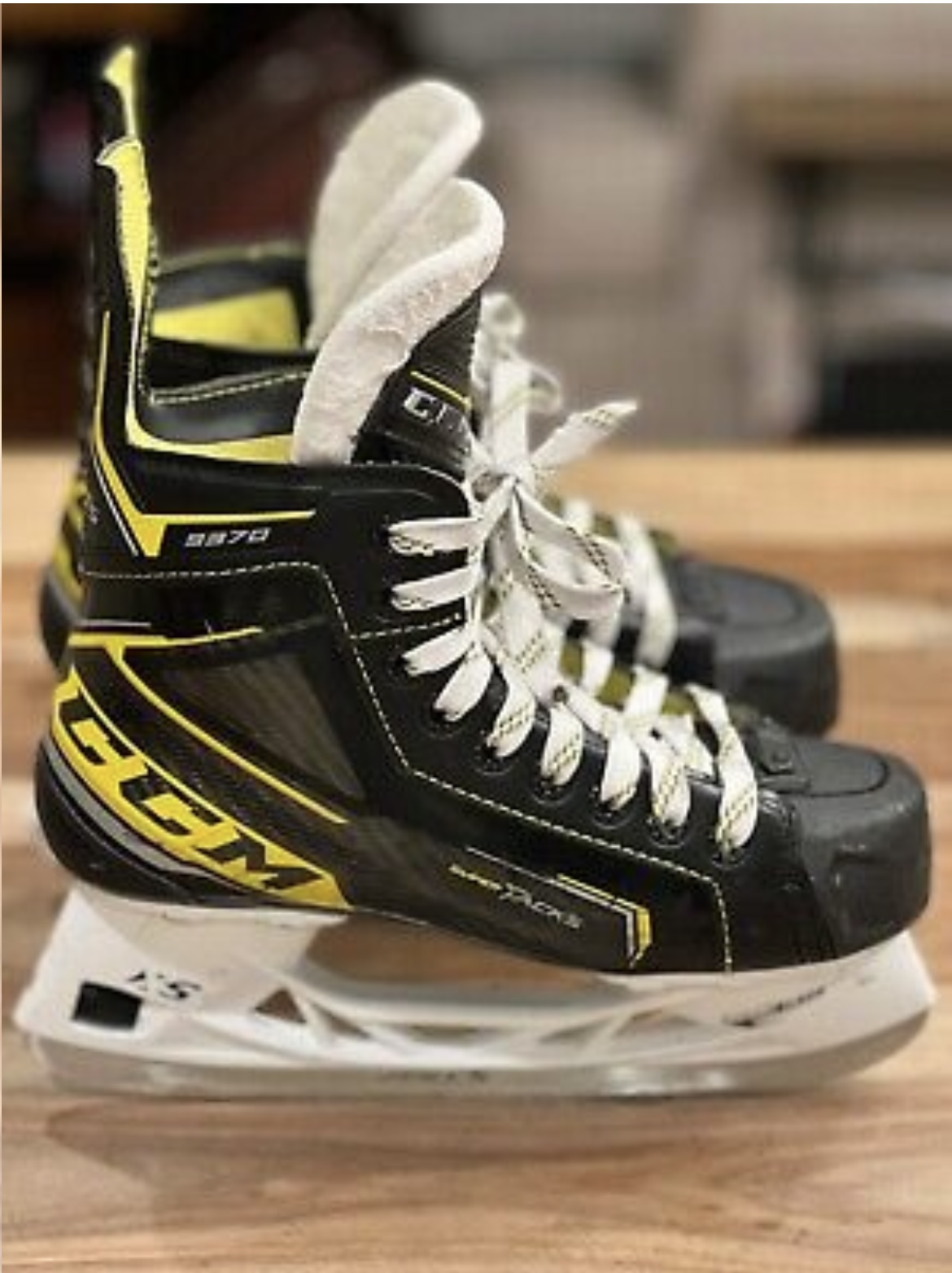 Junior Used CCM Super Tacks Hockey Skates Extra Wide Width Size 4