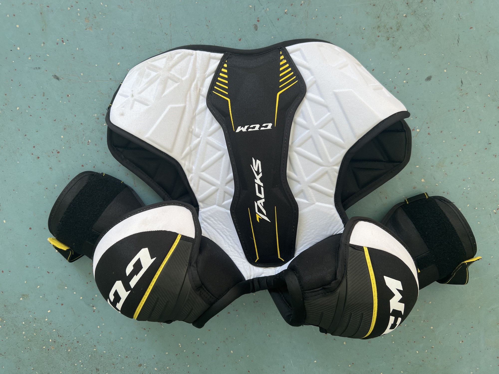 Senior Large CCM Tacks Shoulder Pads SidelineSwap