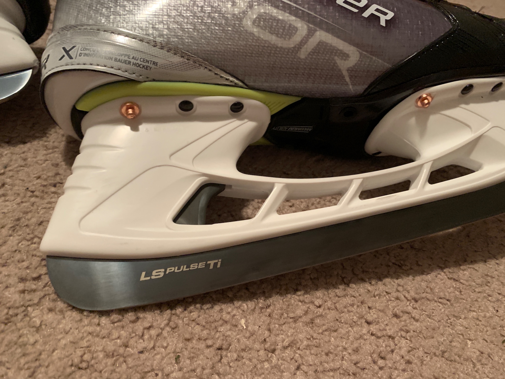 Bauer Vapor Hyperlite Hockey Skates Size 9 With LS Pulse TI Blades