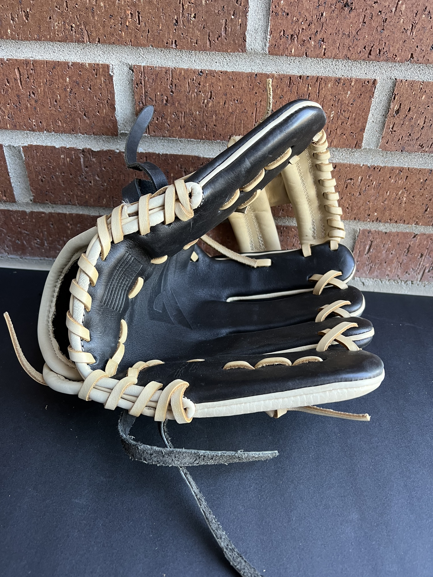 Goin Yard. Infield 11.5" Pro series Baseball Glove SidelineSwap