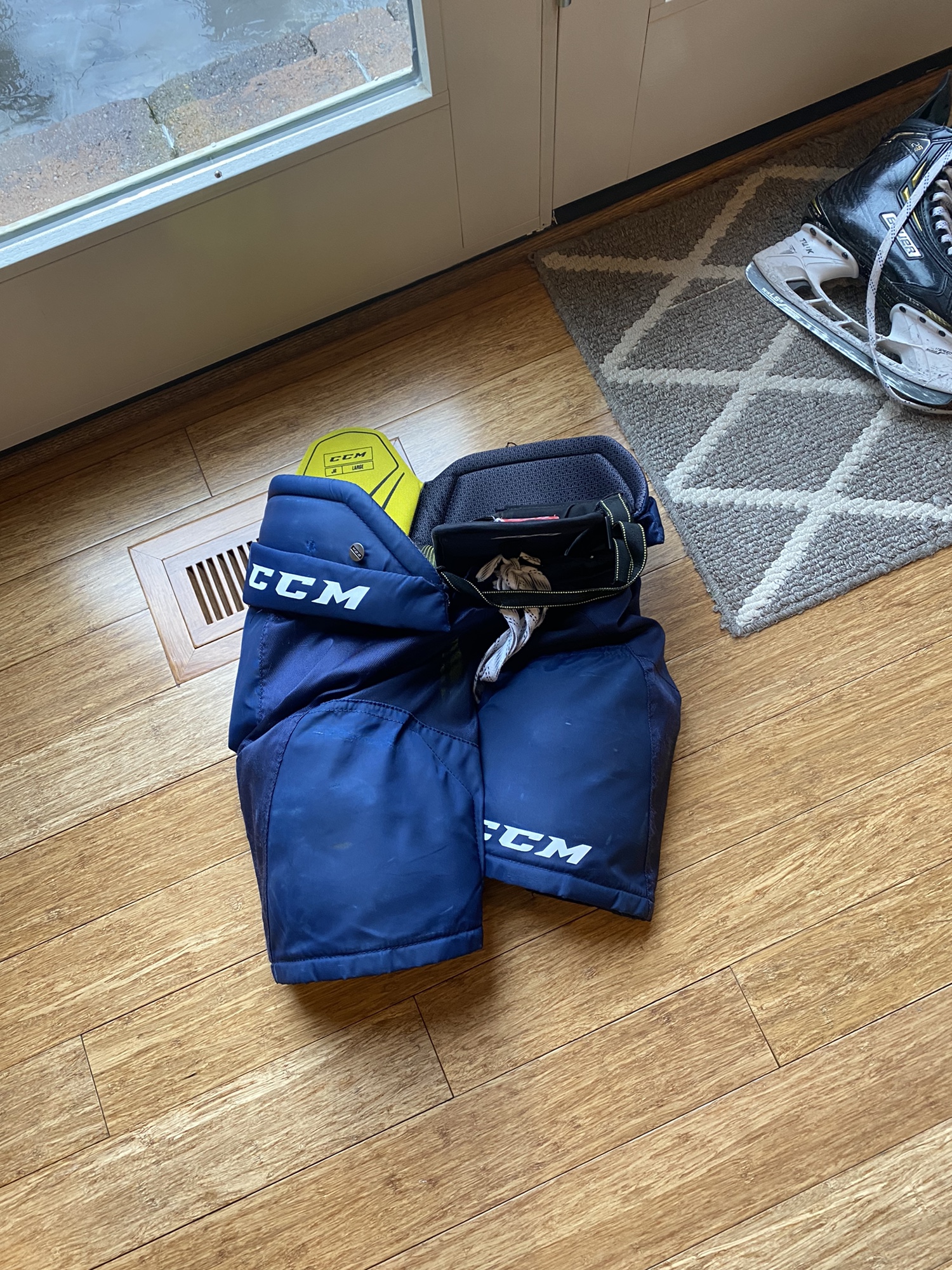 Ccm tacks 9060 hockey pants (JR large) SidelineSwap