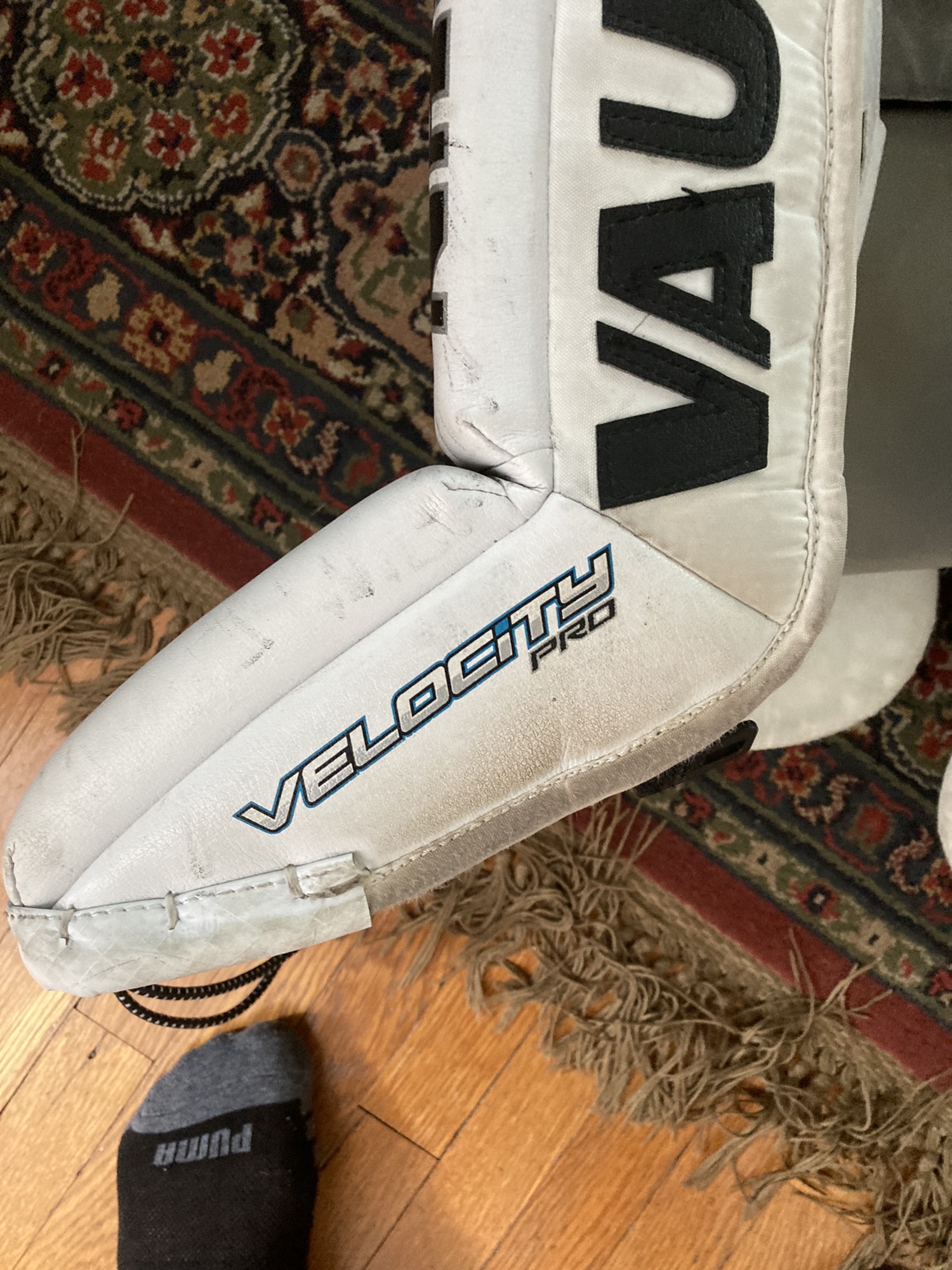 32" Vaughn Velocity V9 Goalie Leg Pads SidelineSwap