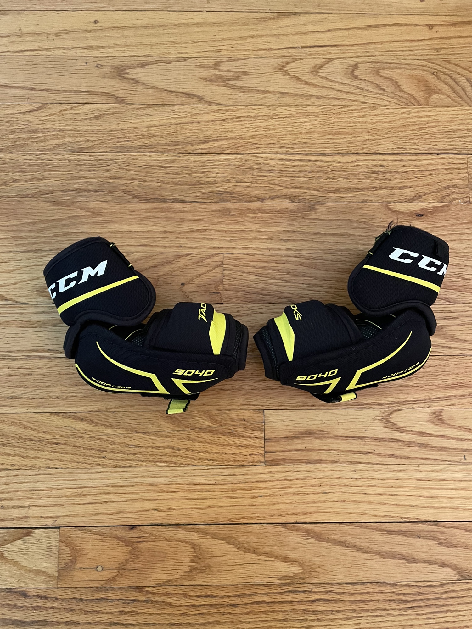 Used Small CCM Tacks 9040 Elbow Pads SidelineSwap
