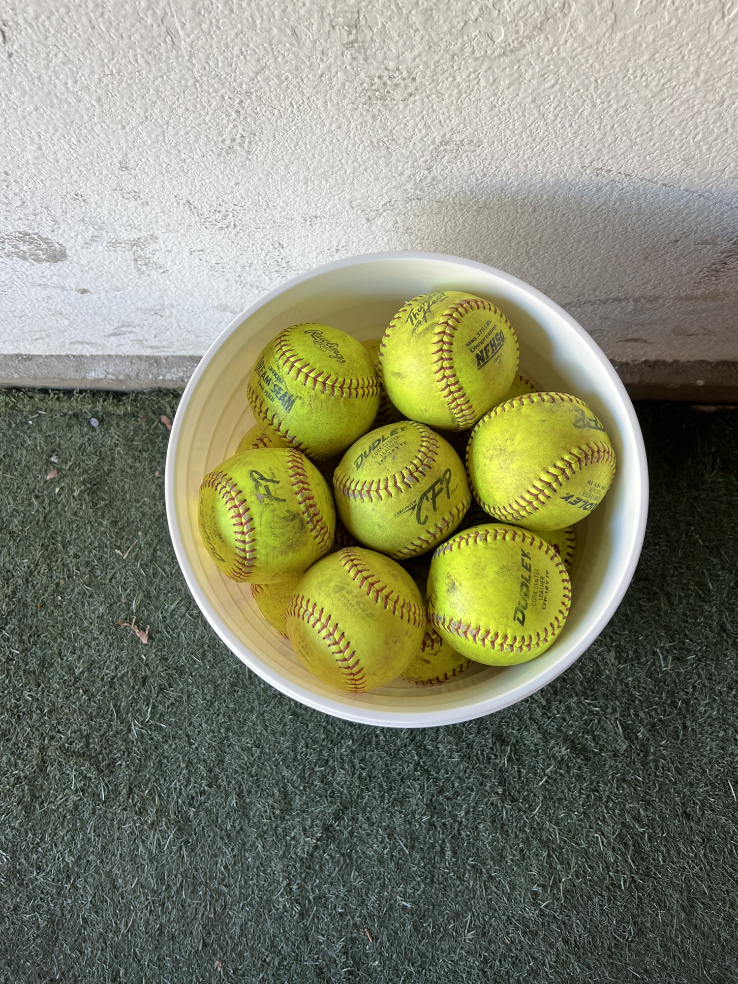 Softballs 12” Fast Pitch 12U+ (x32) With PGF Bucket SidelineSwap