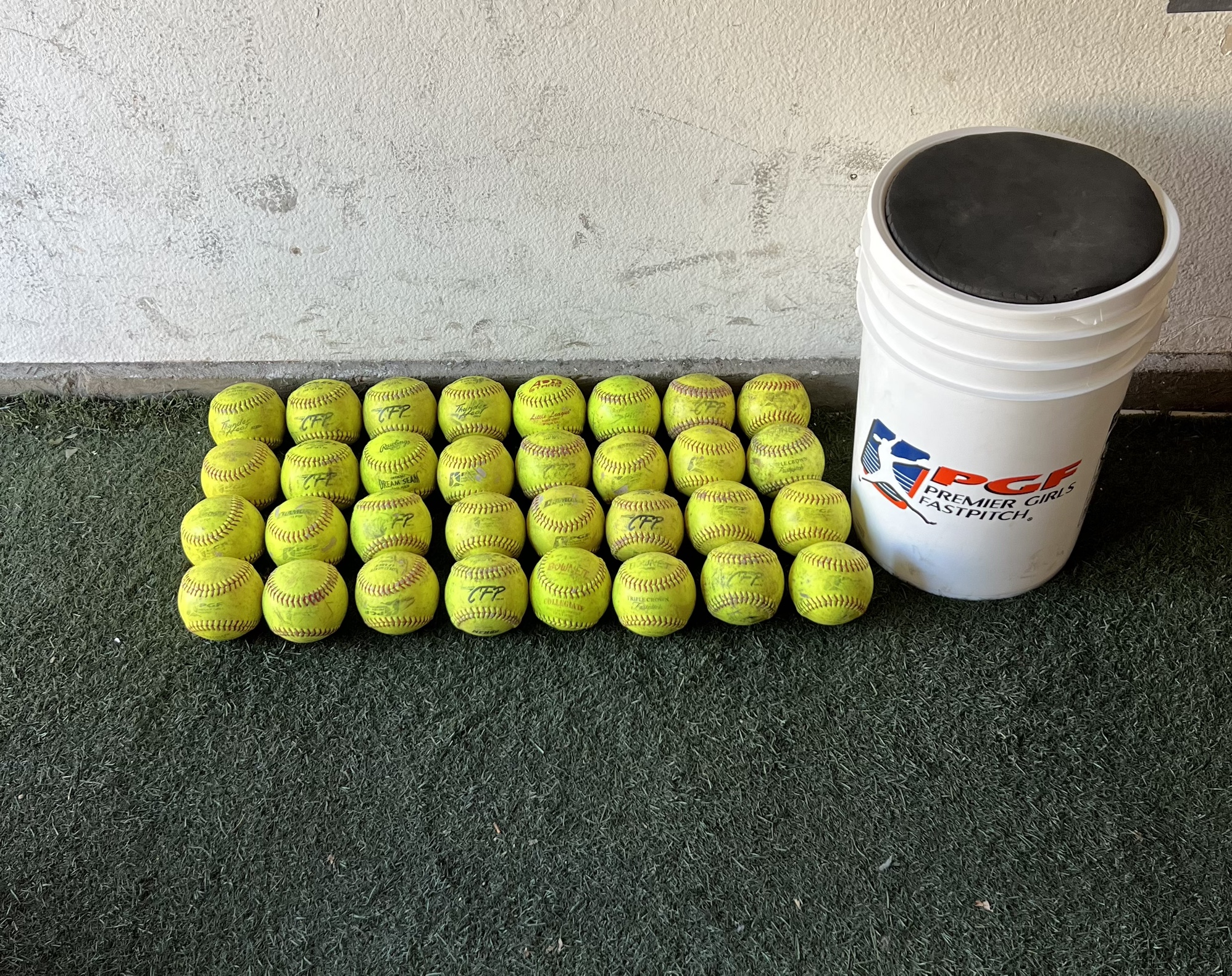 Softballs 12” Fast Pitch 12U+ (x32) With PGF Bucket SidelineSwap