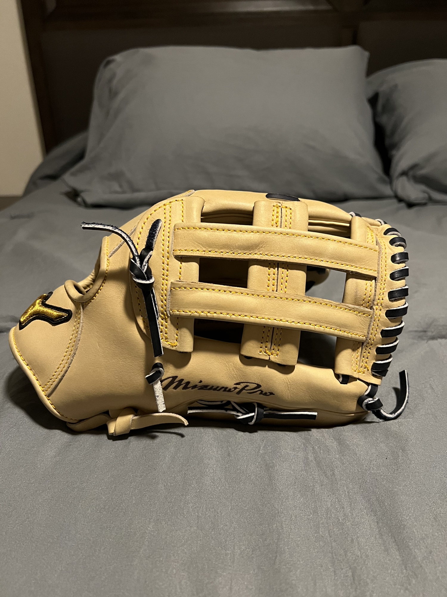 Austin Riley Mizuno Pro Outfield 12.75" Pro Baseball Glove SidelineSwap