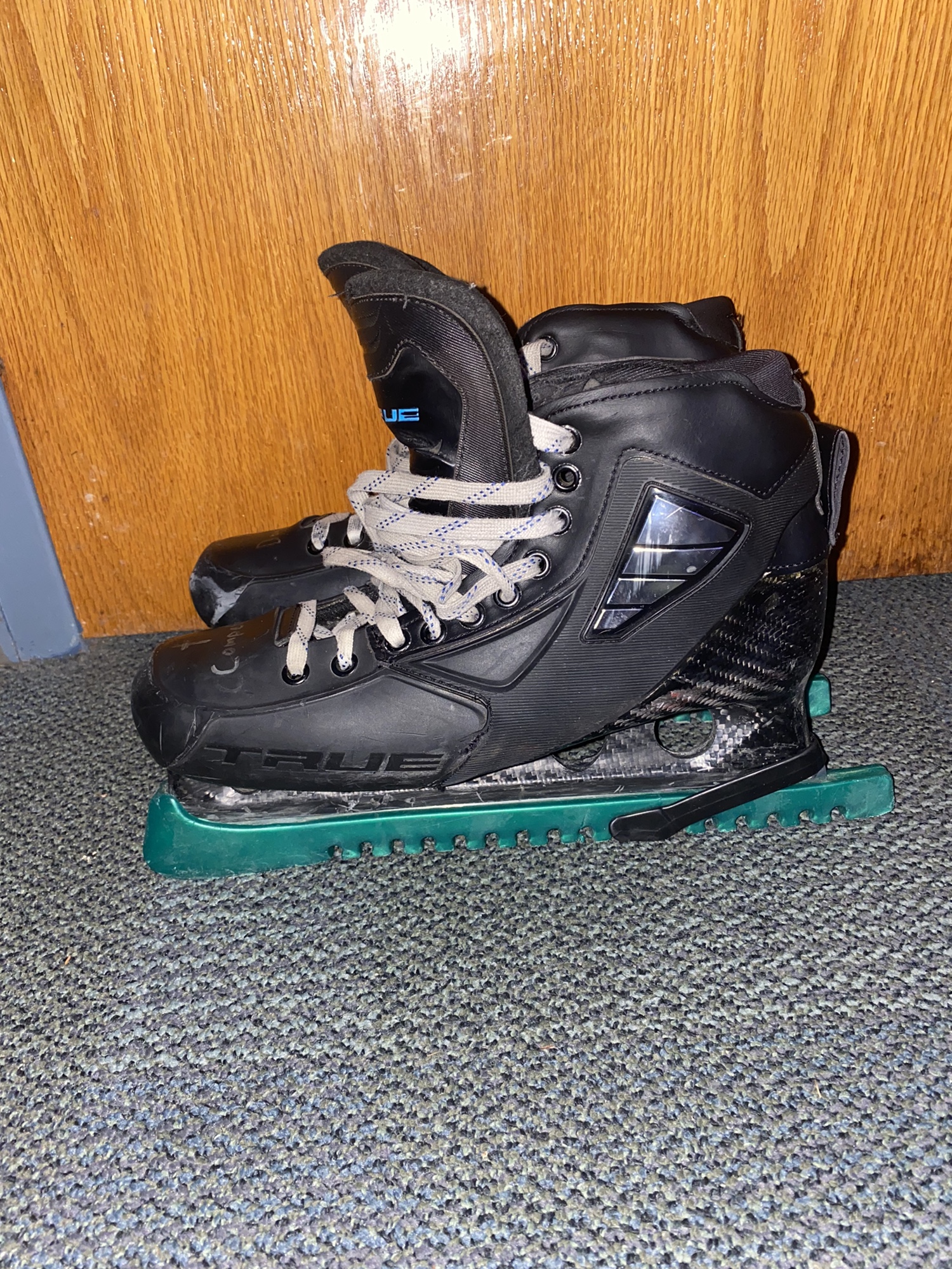 Used True Regular Width Pro Stock Size 9.5 Custom Pro Hockey Goalie