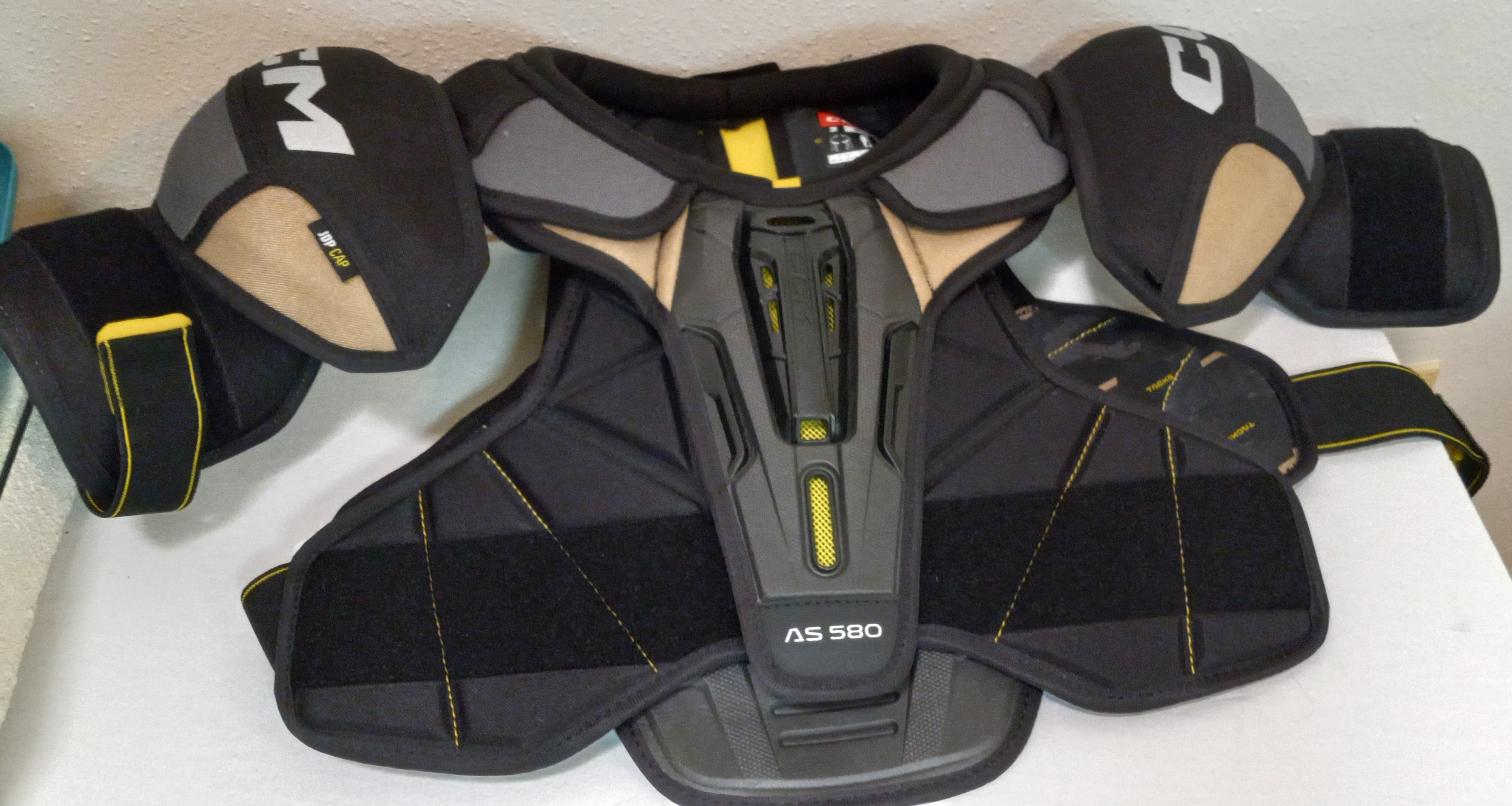 CCM Tacks AS 580 Ice Hockey Shoulder Pads Senior Size Medium Pro NHL