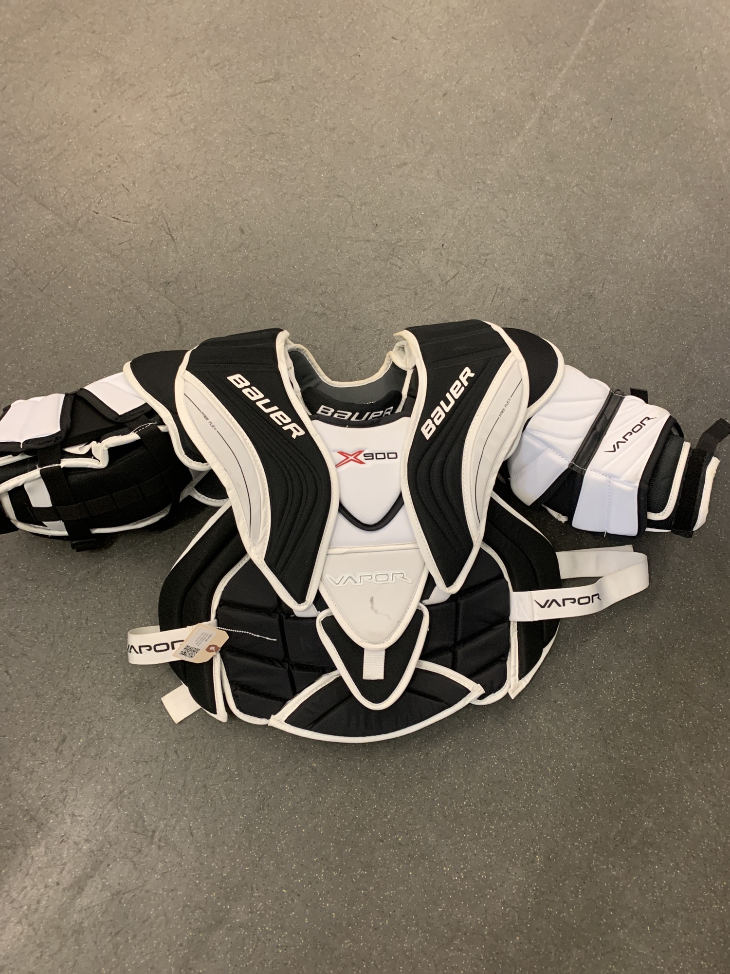 Used Medium Bauer Vapor X900 Goalie Chest Protector SidelineSwap