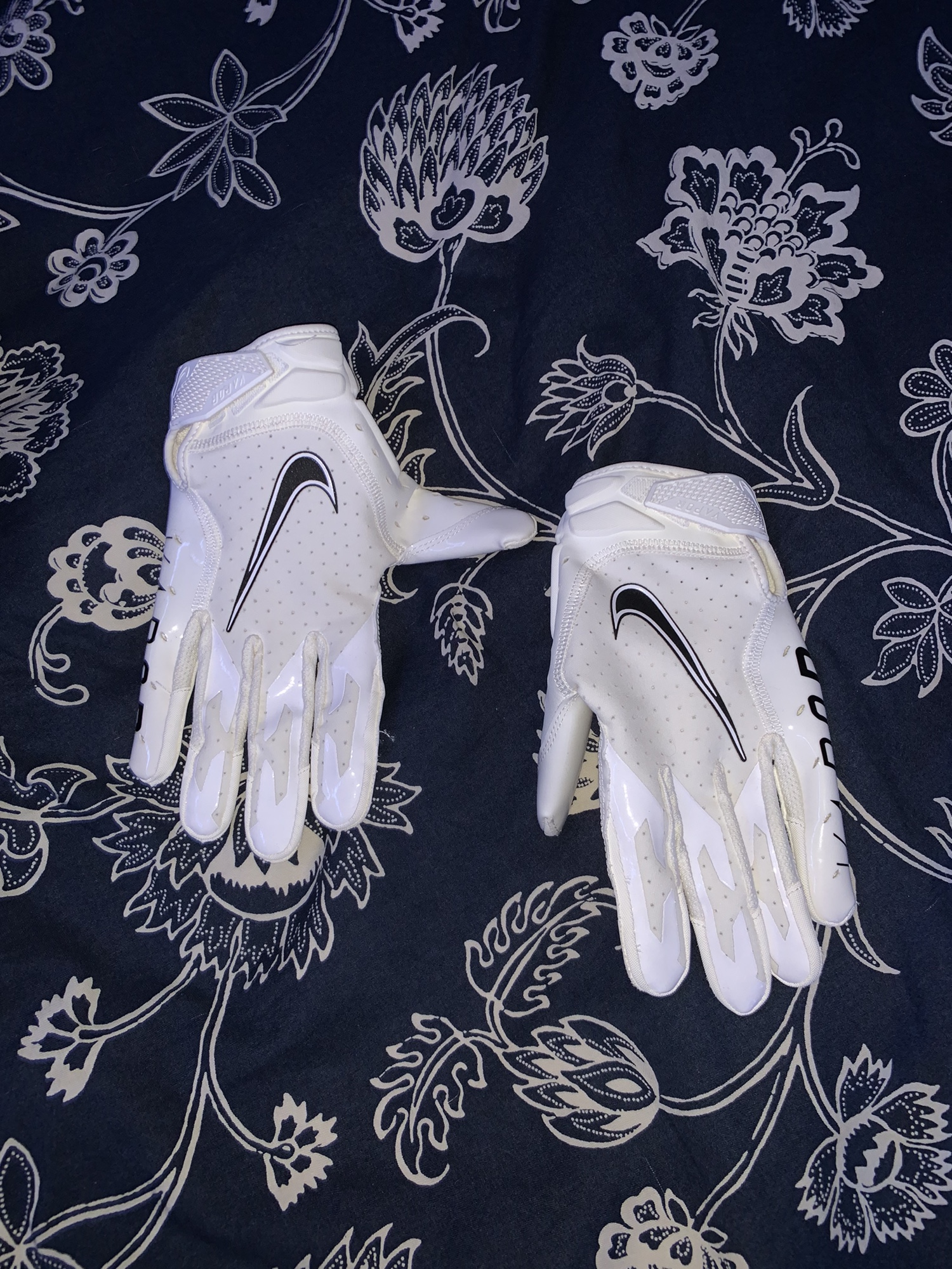 White large Nike Gloves SidelineSwap