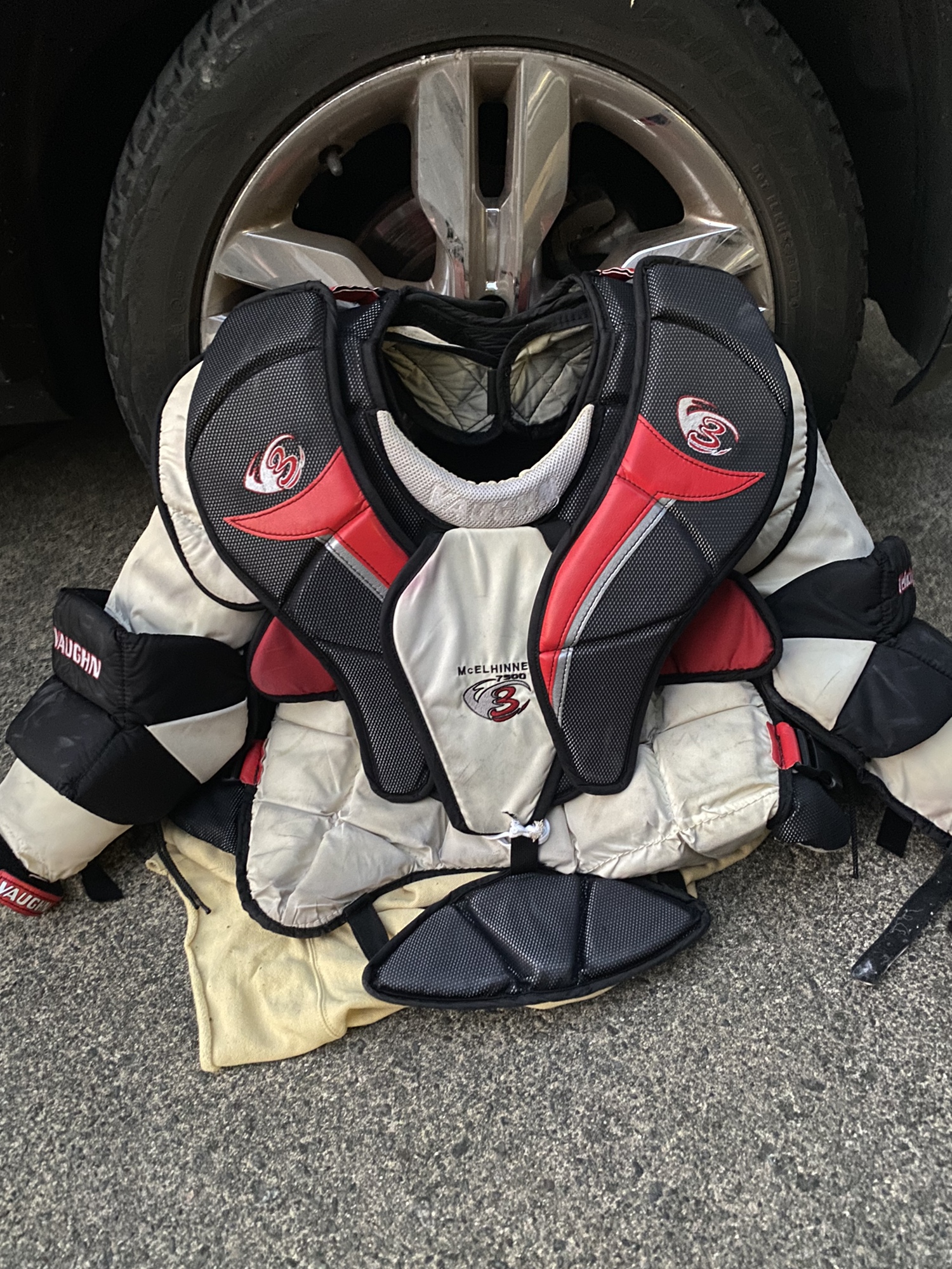 Used Large Vaughn Pro Stock V3 7500 Goalie Chest Protector SidelineSwap