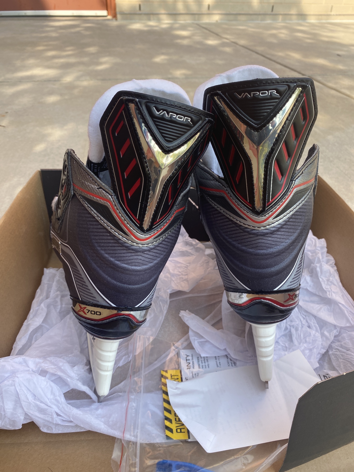 New Junior Bauer Vapor X700 Hockey Skates EE (Extra Wide) 4.0