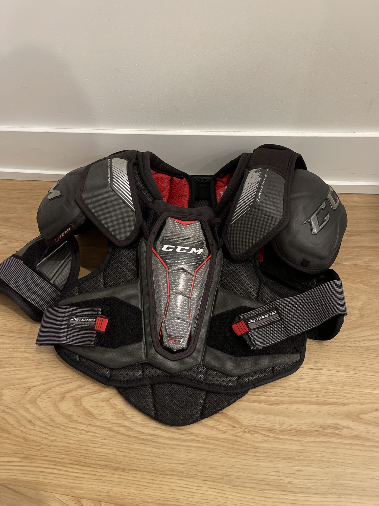 CCM JetSpeed FT1 Senior Shoulder Pads, size Small SidelineSwap