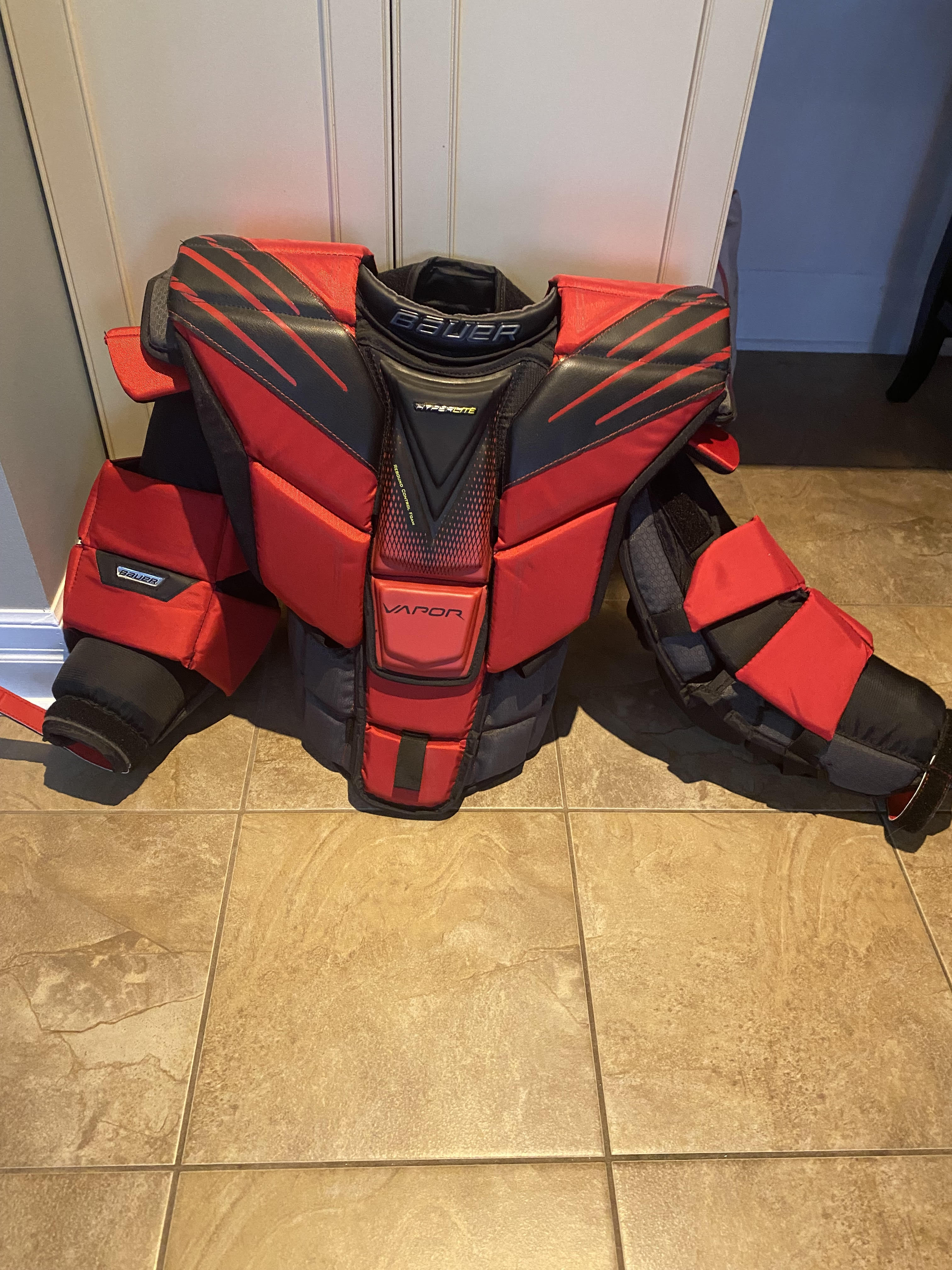 New Medium Bauer Hyperlite Goalie Chest Protector SidelineSwap