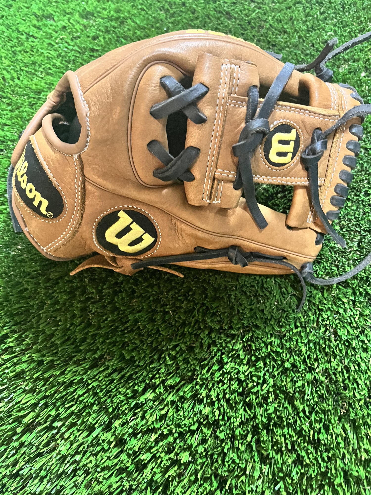 Wilson A900 infield glove size 11.5 SidelineSwap