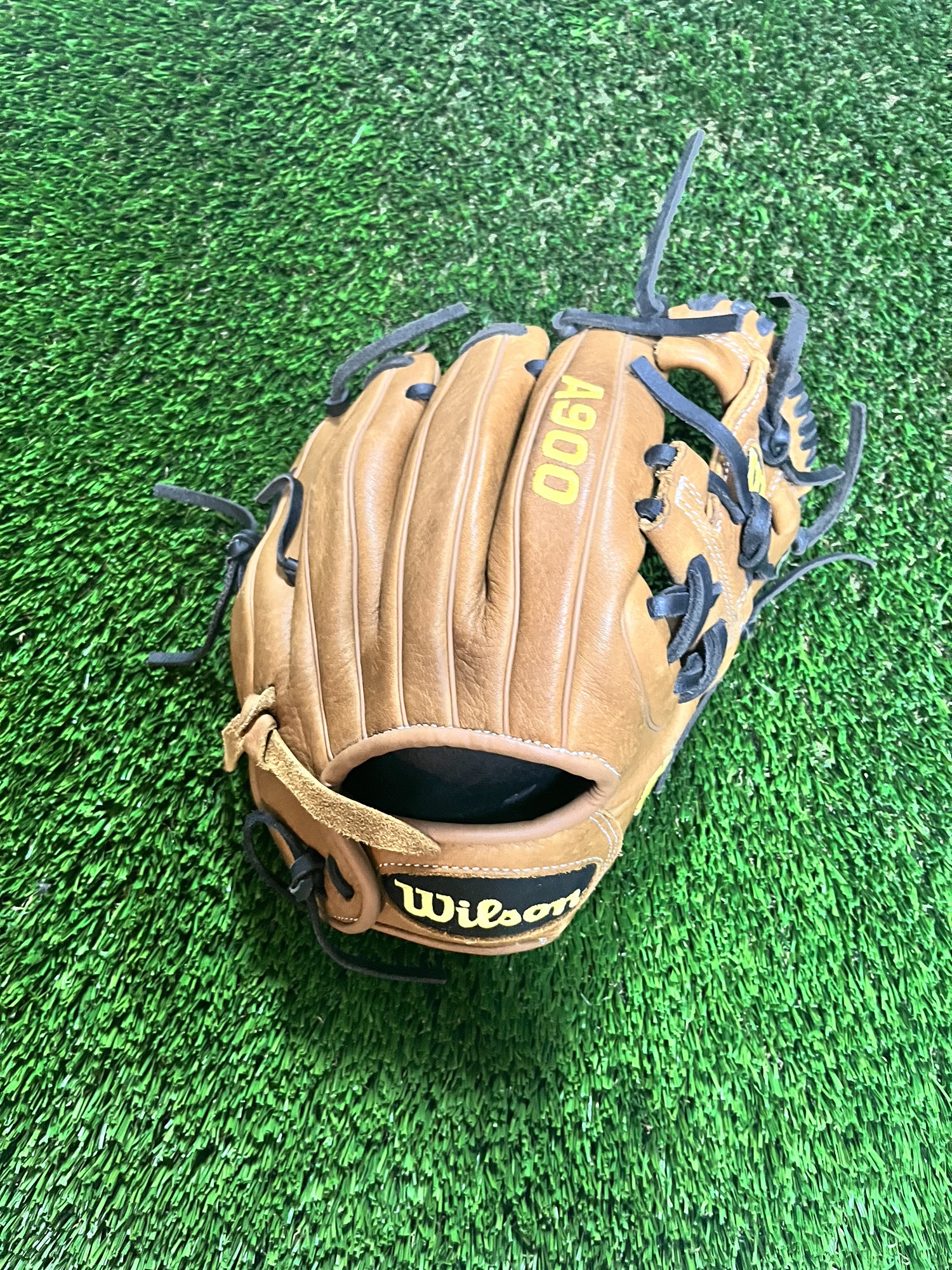 Wilson A900 infield glove size 11.5 SidelineSwap