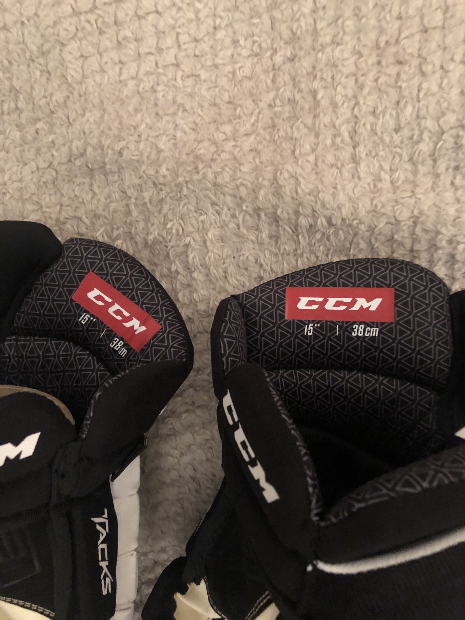 CCM 15" Tacks 9060 Gloves SidelineSwap