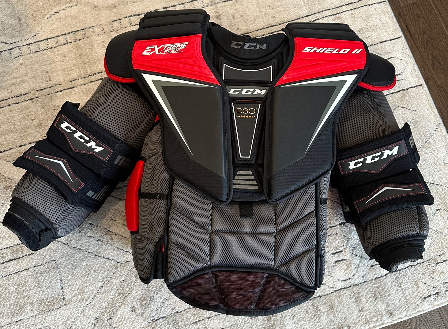 NWOT CCM Extreme Flex Shield II Goalie Chest Protector LARGE SidelineSwap