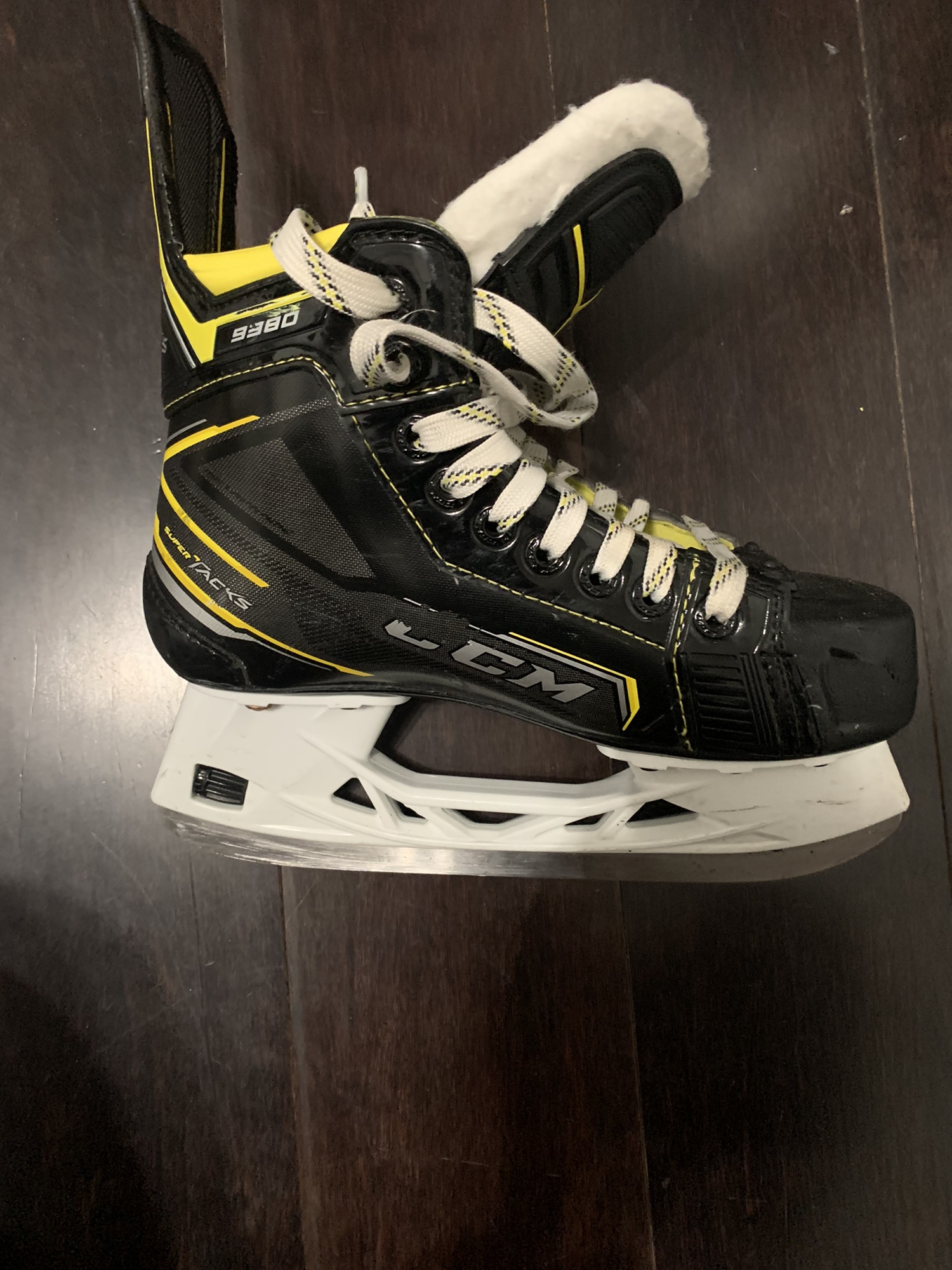 Junior CCM Regular Width Size 3 Super Tacks 9380 Hockey Skates