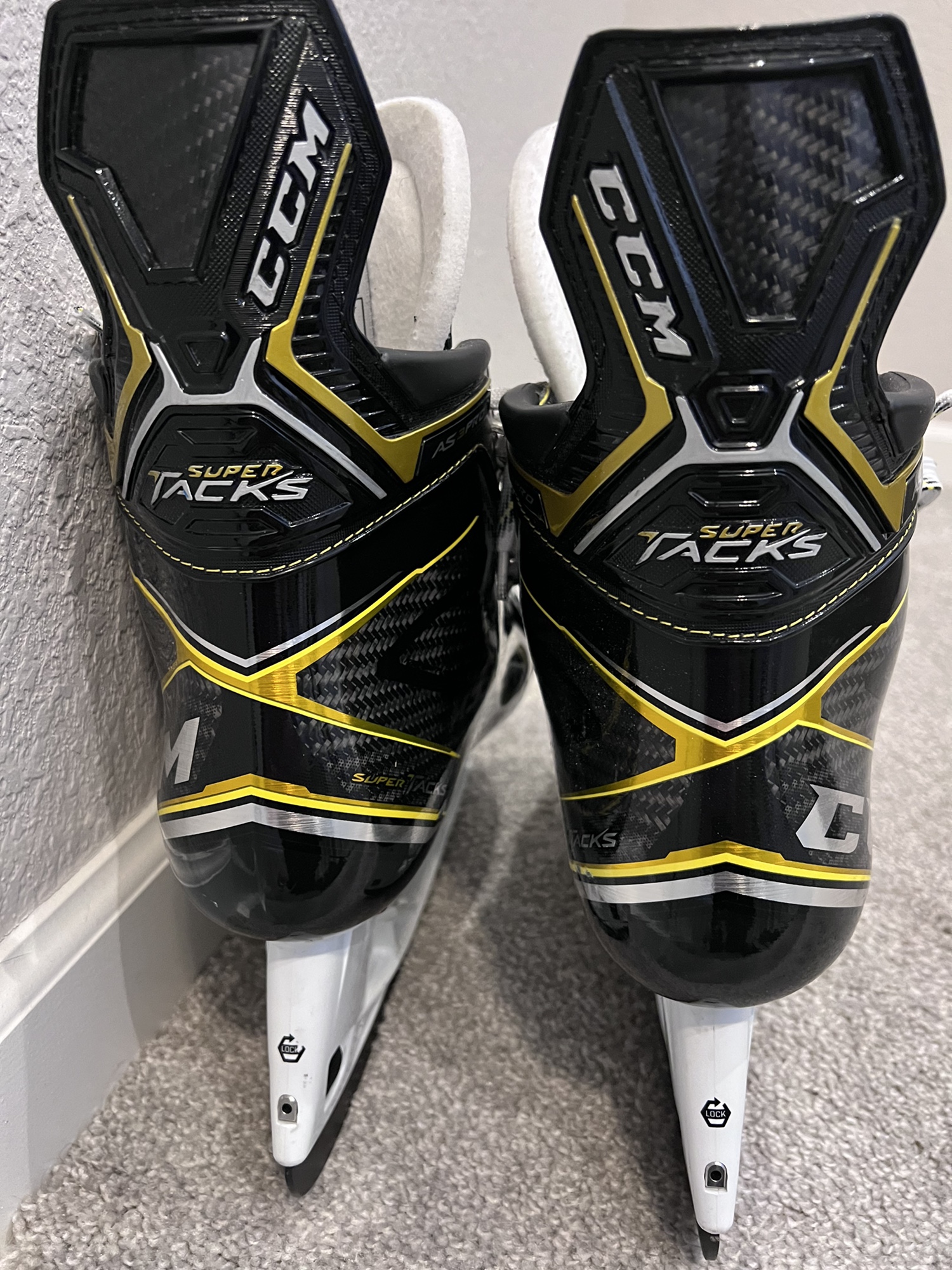 NEW (minus 3 hours) CCM Size 9.5 EE Super Tacks AS3 Pro Hockey Skates