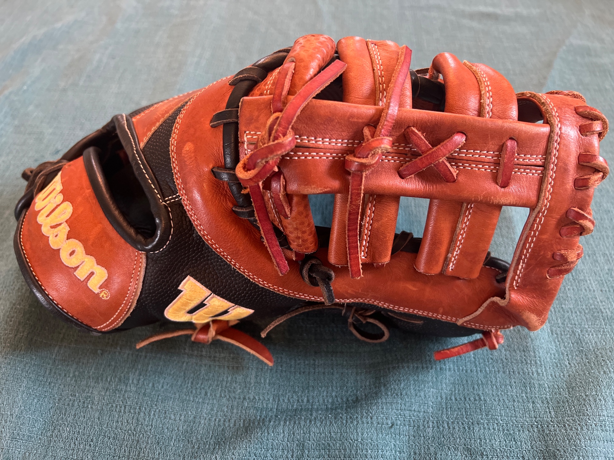 Barely used A2000 SC1620 First Base mitt Right handed throwing