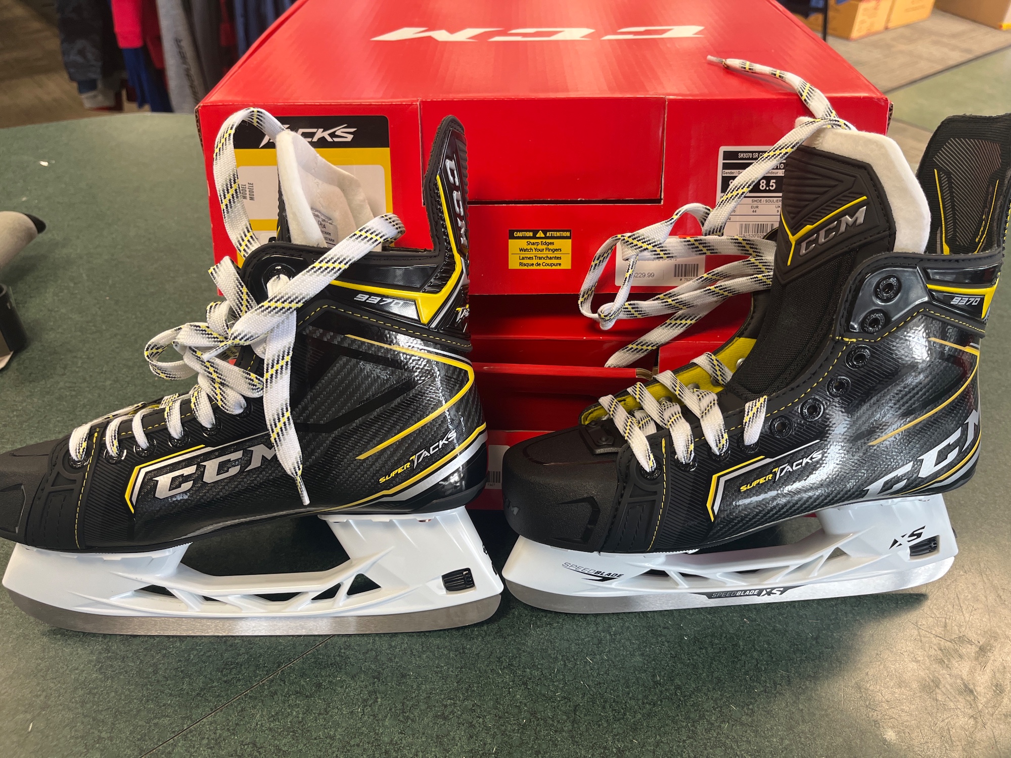 New CCM Regular Width Size 8.5 Super Tacks 9370 Hockey Skates