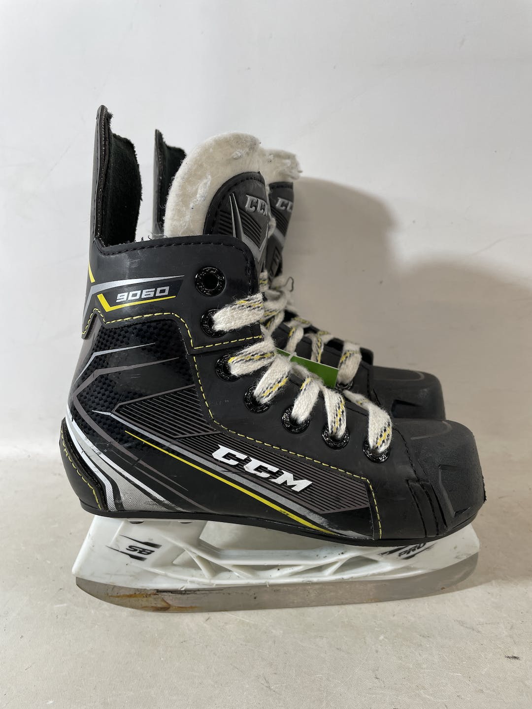 Used Ccm 9060 Tacks Ice Hockey Skates Size Youth 10.5 SidelineSwap