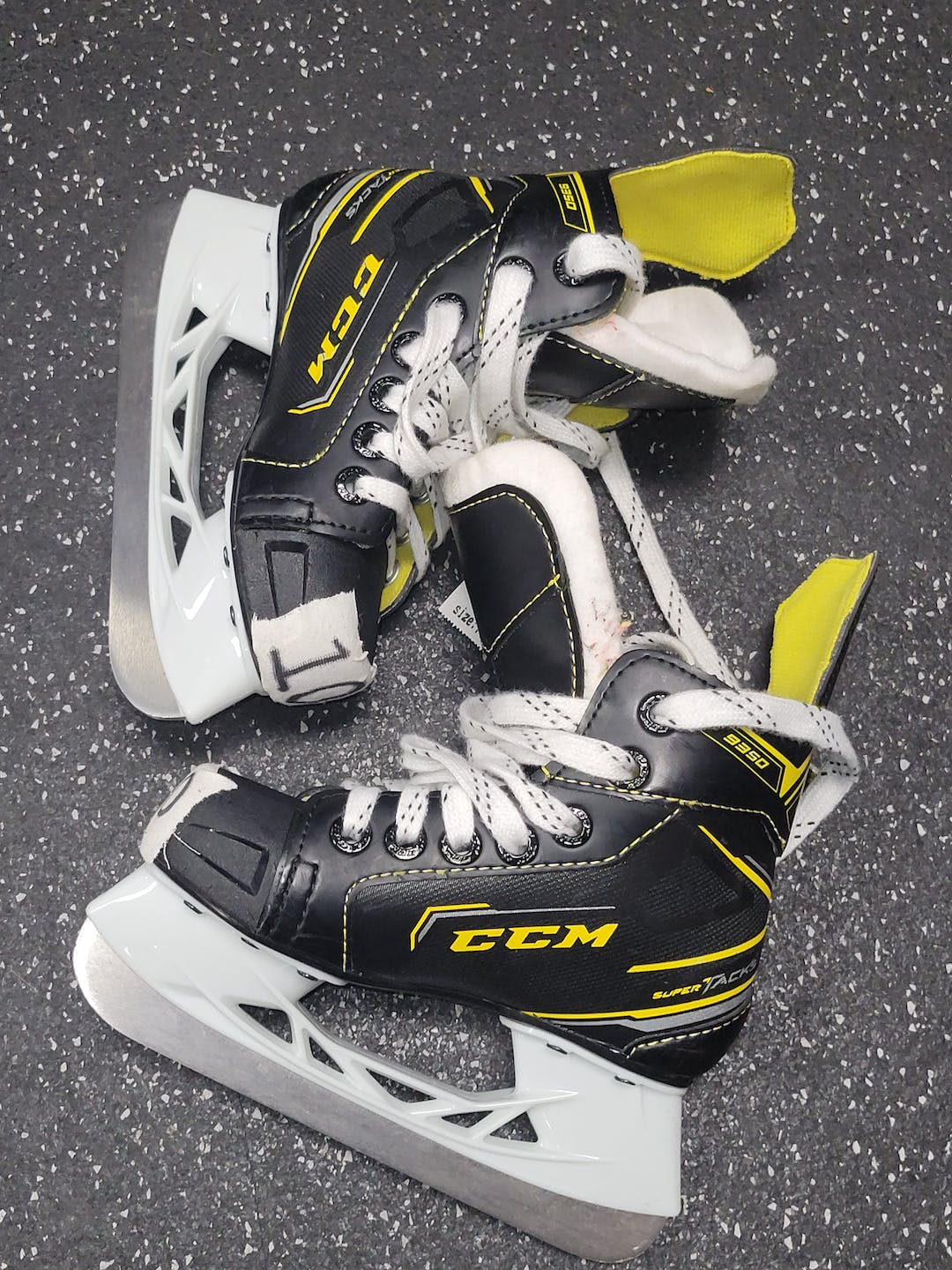 Used Ccm 9350 Supertacks Youth 10.0 Ice Hockey Skates SidelineSwap