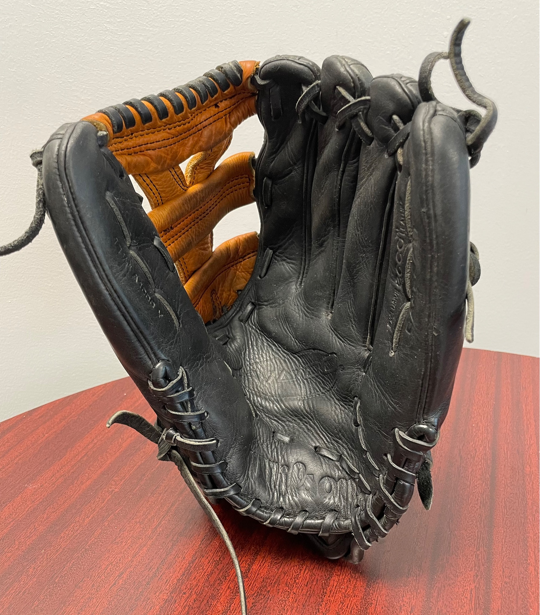 Wilson A1000 Baseball (or Softball) Glove SidelineSwap