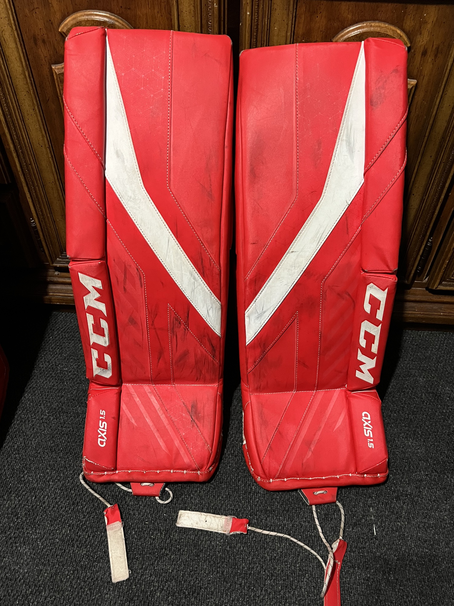 CCM Axis 1.5 Junior Goalie pads 28+1 SidelineSwap