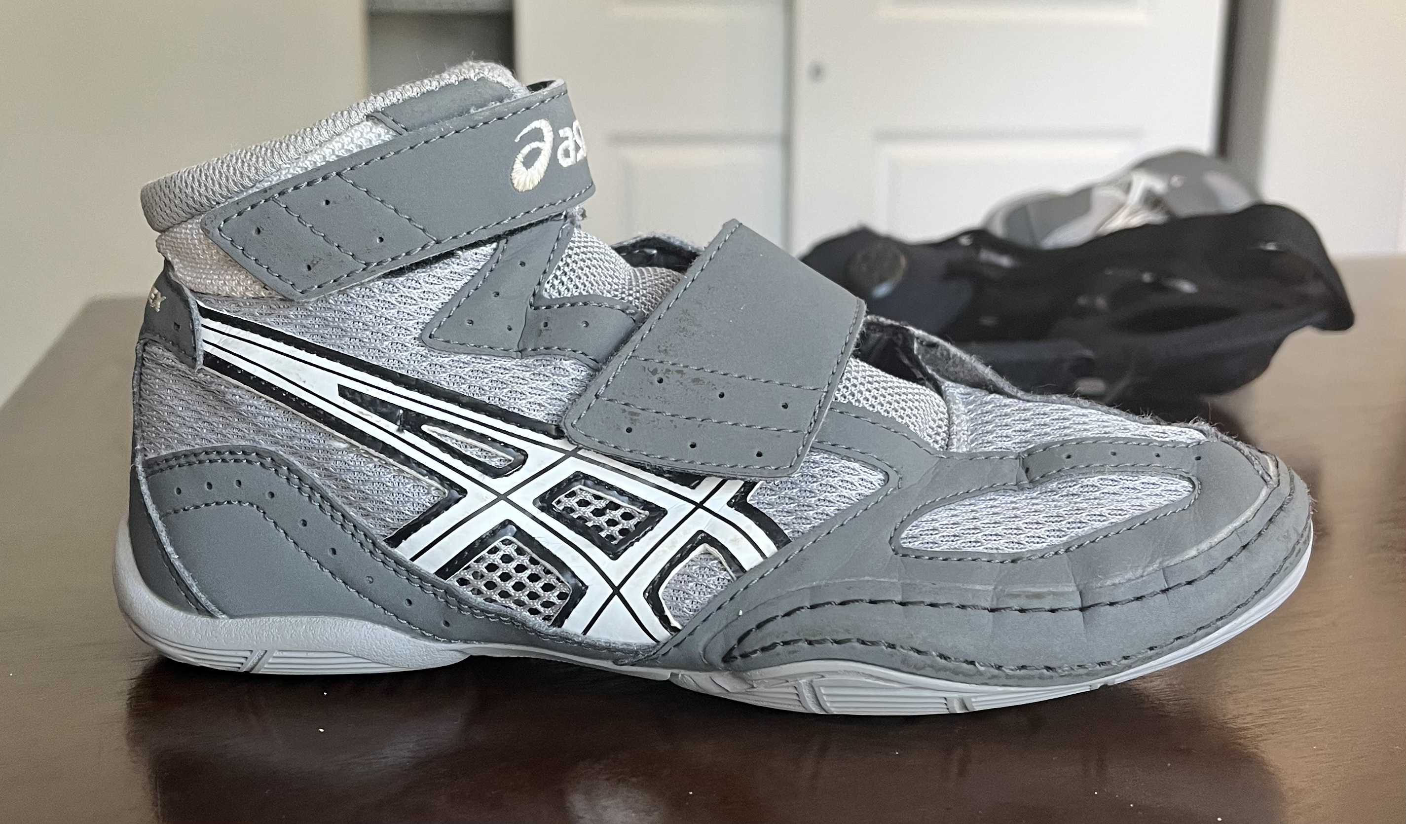 asic wrestling shoes