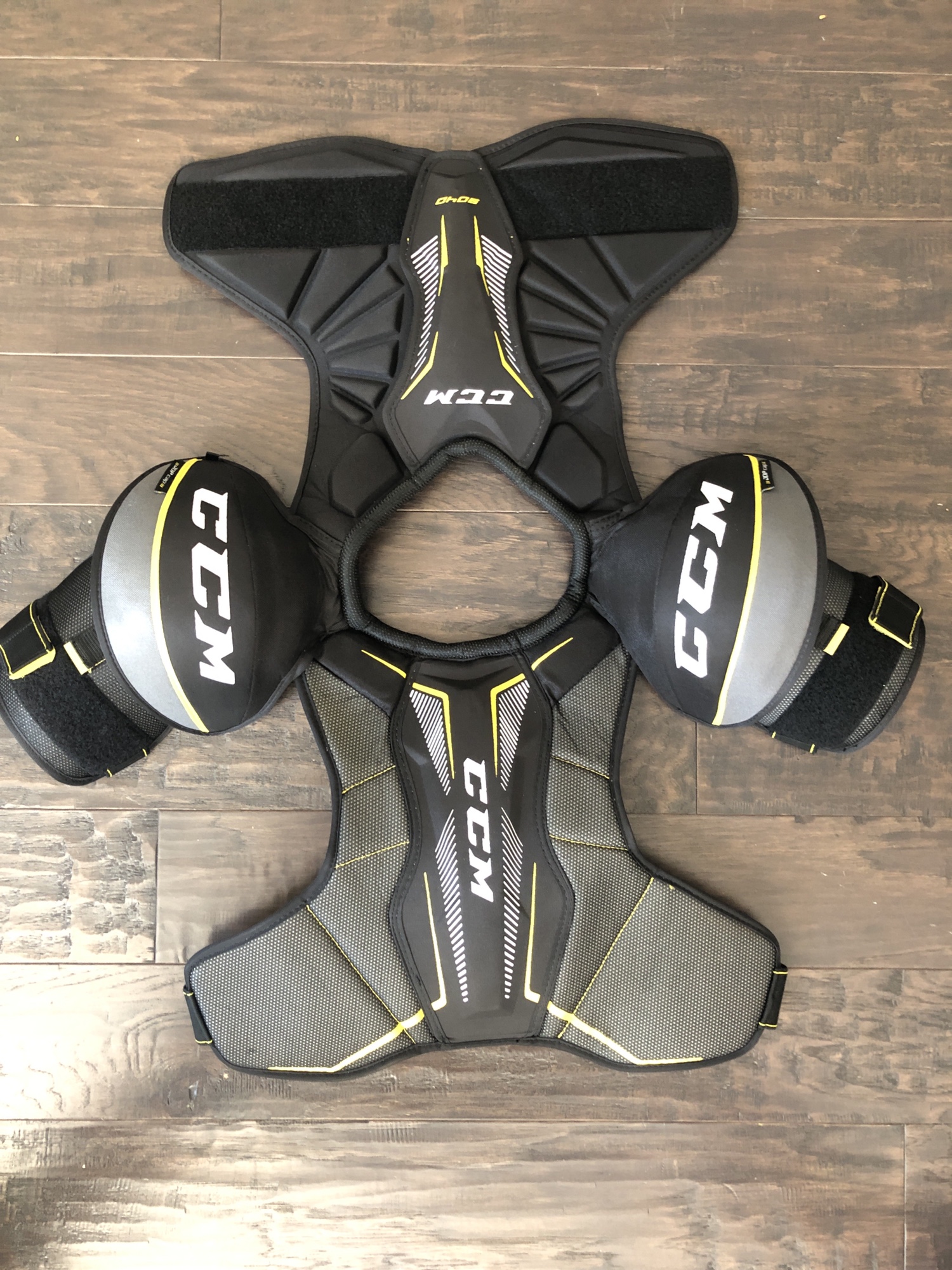 Senior Medium CCM Tacks 9040 Shoulder Pads SidelineSwap