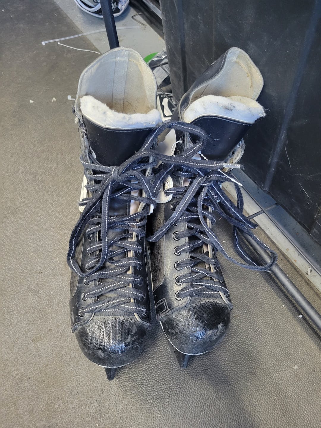 Used Ccm Tacks 152 Senior 8.5 Ice Hockey Skates SidelineSwap