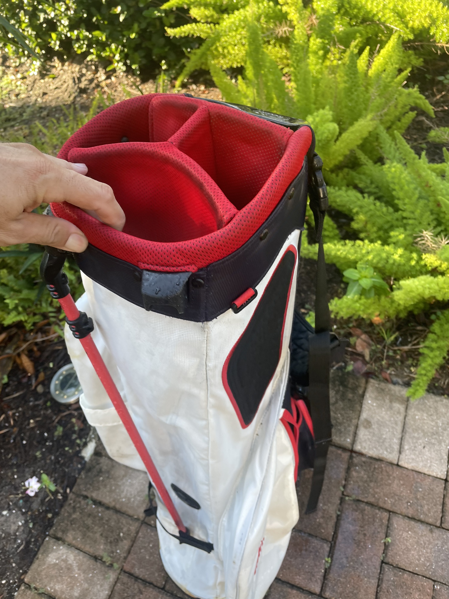 Titleist golf bag with shoulder strap SidelineSwap