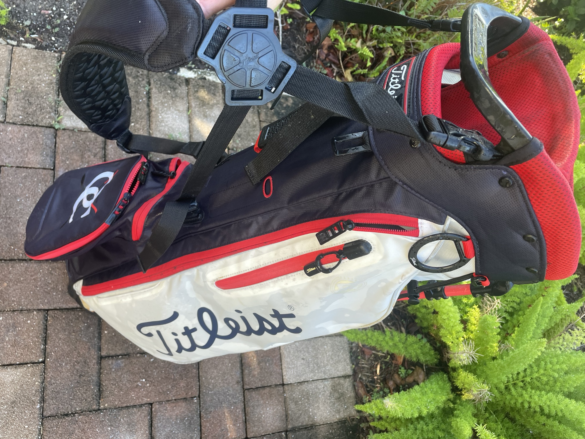 Titleist golf bag with shoulder strap SidelineSwap