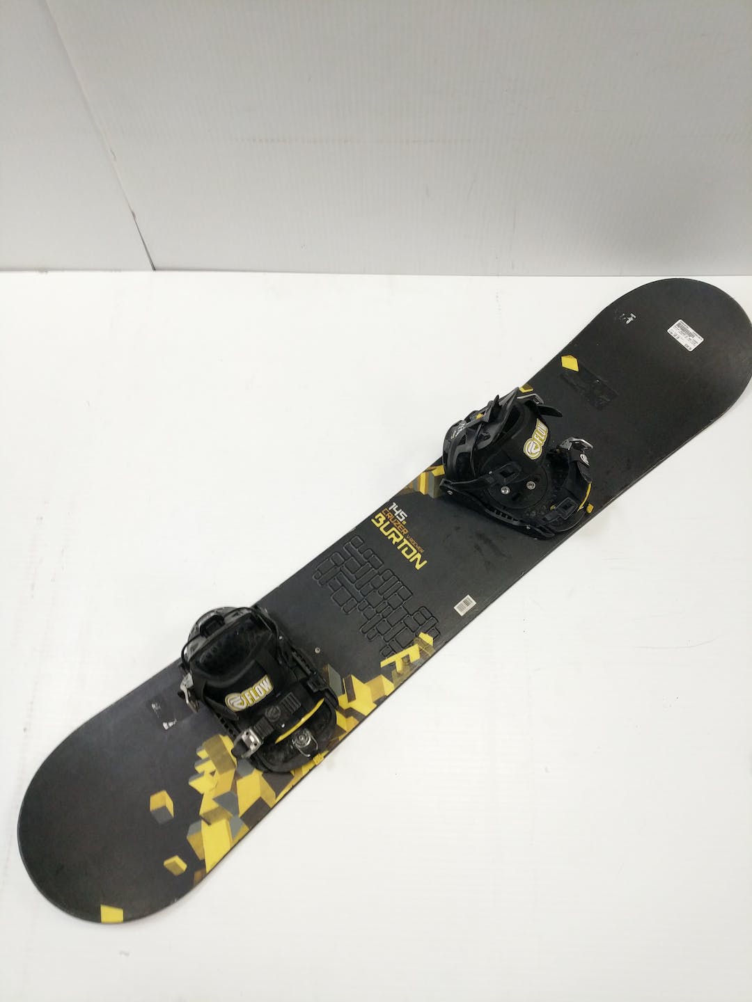 Used Burton Cruzer W Med Flow Bindings 145 Cm Mens Snowboard Combo